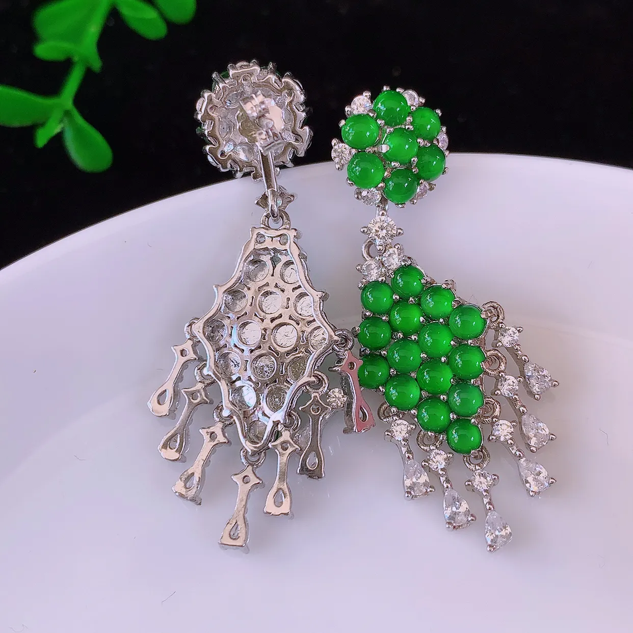 冰透满绿翡翠925银镶嵌耳坠，自然光实拍，翠色灵动，颜色漂亮，种老水足，品相佳，佩戴佳品！#97.16整体40*15*16裸石2.8*2.8