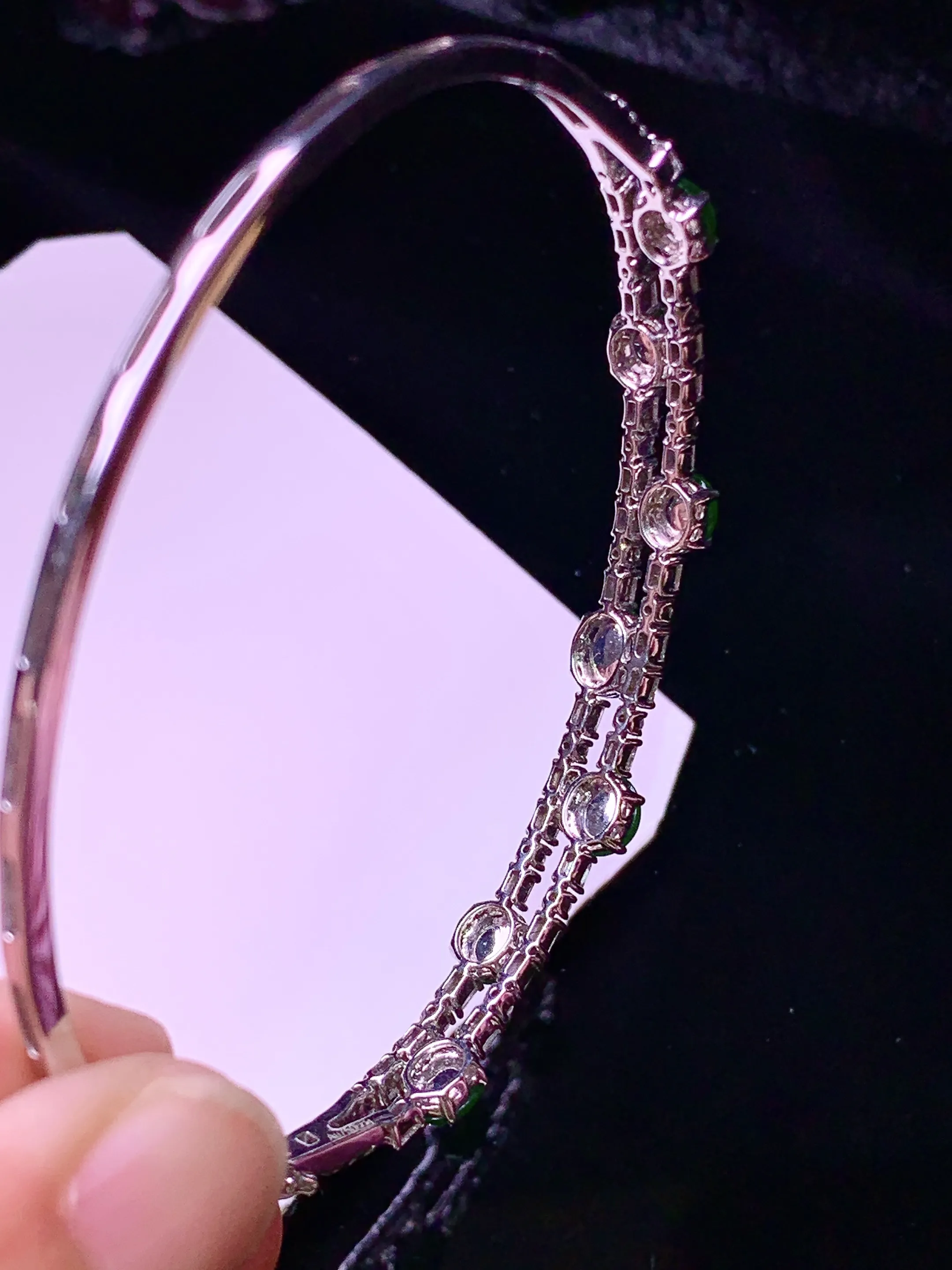 18k金钻镶嵌满绿蛋面手镯 玉质细腻 色泽清新艳丽 整体尺寸55.8*5.8*3.8