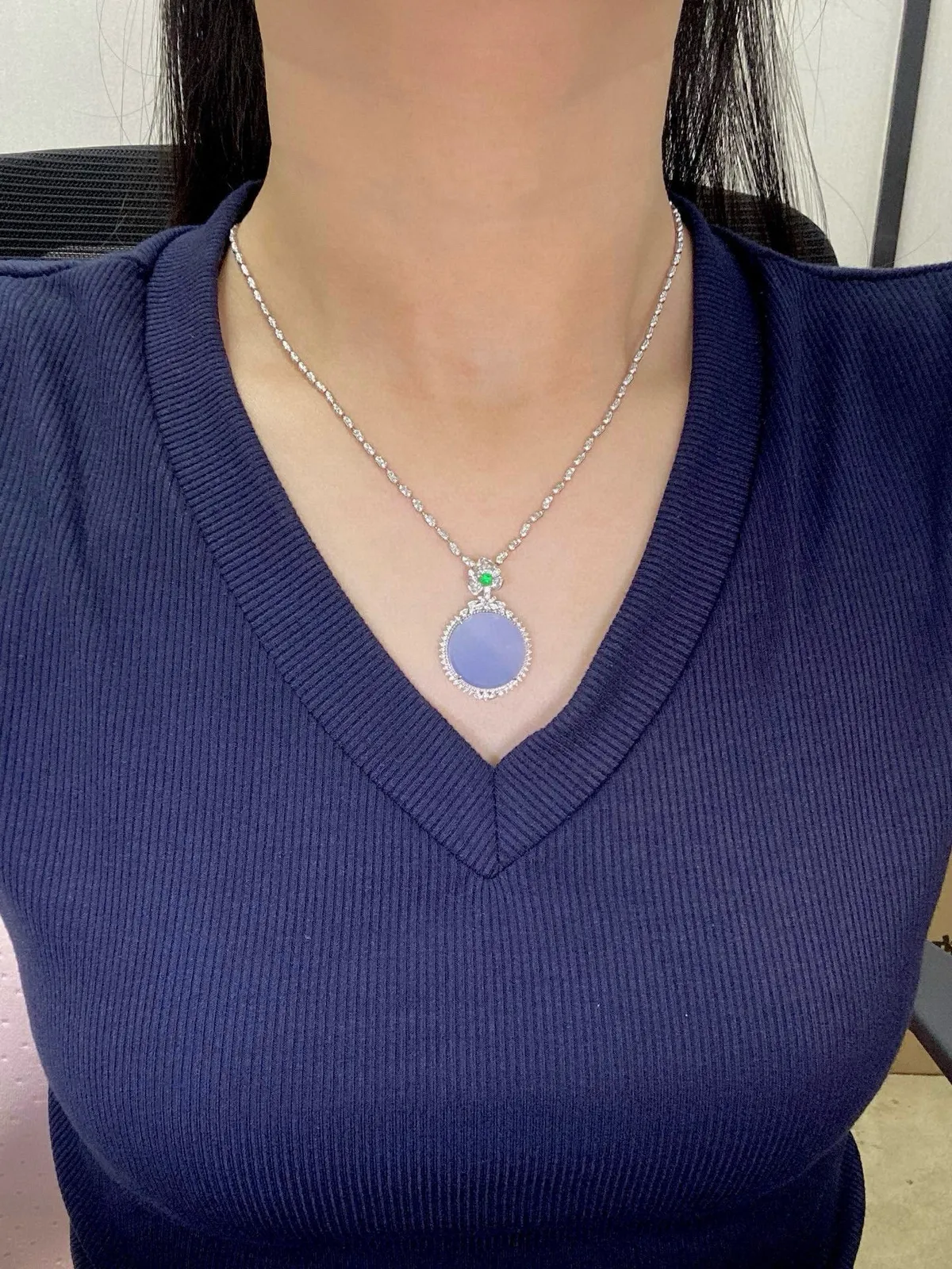 【冰种紫圆无事柱吊坠】质地细腻，光泽度不错，18k金钻镶嵌，裸石尺寸17.6*3.7毫米