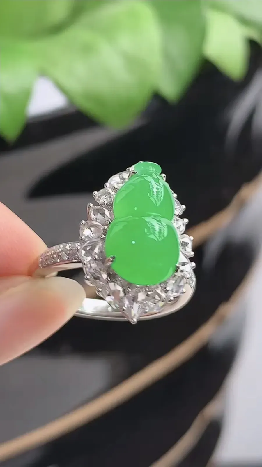 a货翡翠冰种18K金伴钻镶嵌阳绿葫芦戒指 圈口17.8裸石尺寸13.8×8mm 重量6.55g 1214
