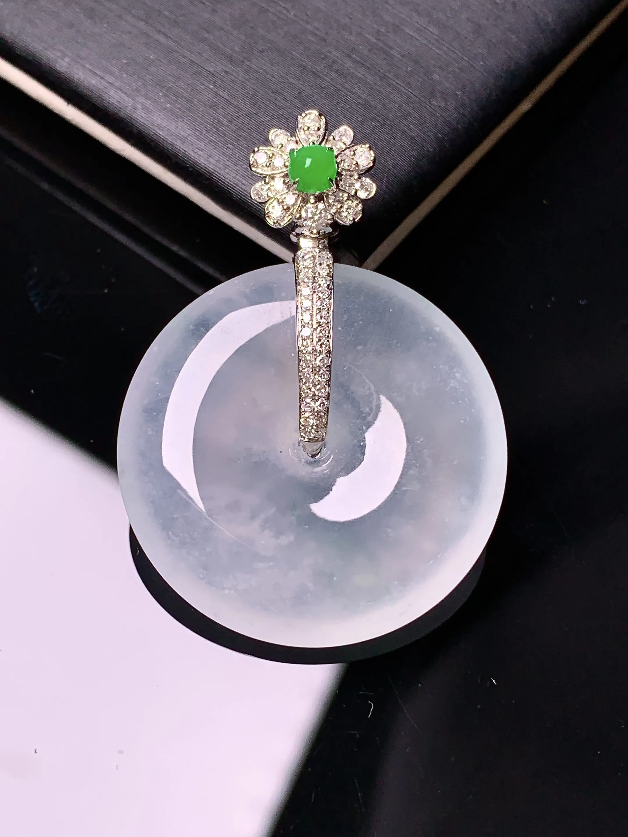 18k金钻镶嵌冰种平安扣吊坠 玉质细腻 色泽清新艳丽 整体尺寸34.8*25*5.5