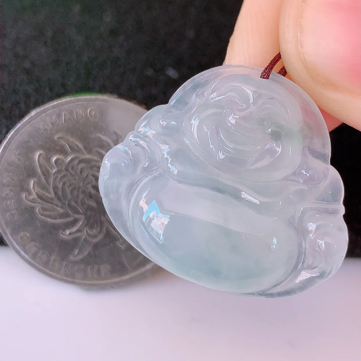 自然光实拍，冰种翡翠佛公，水灵起胶，翠色迷人，佛公在心中，一生平安，饱满圆润，开怀大笑佛公，配戴灵气十足！#46.16