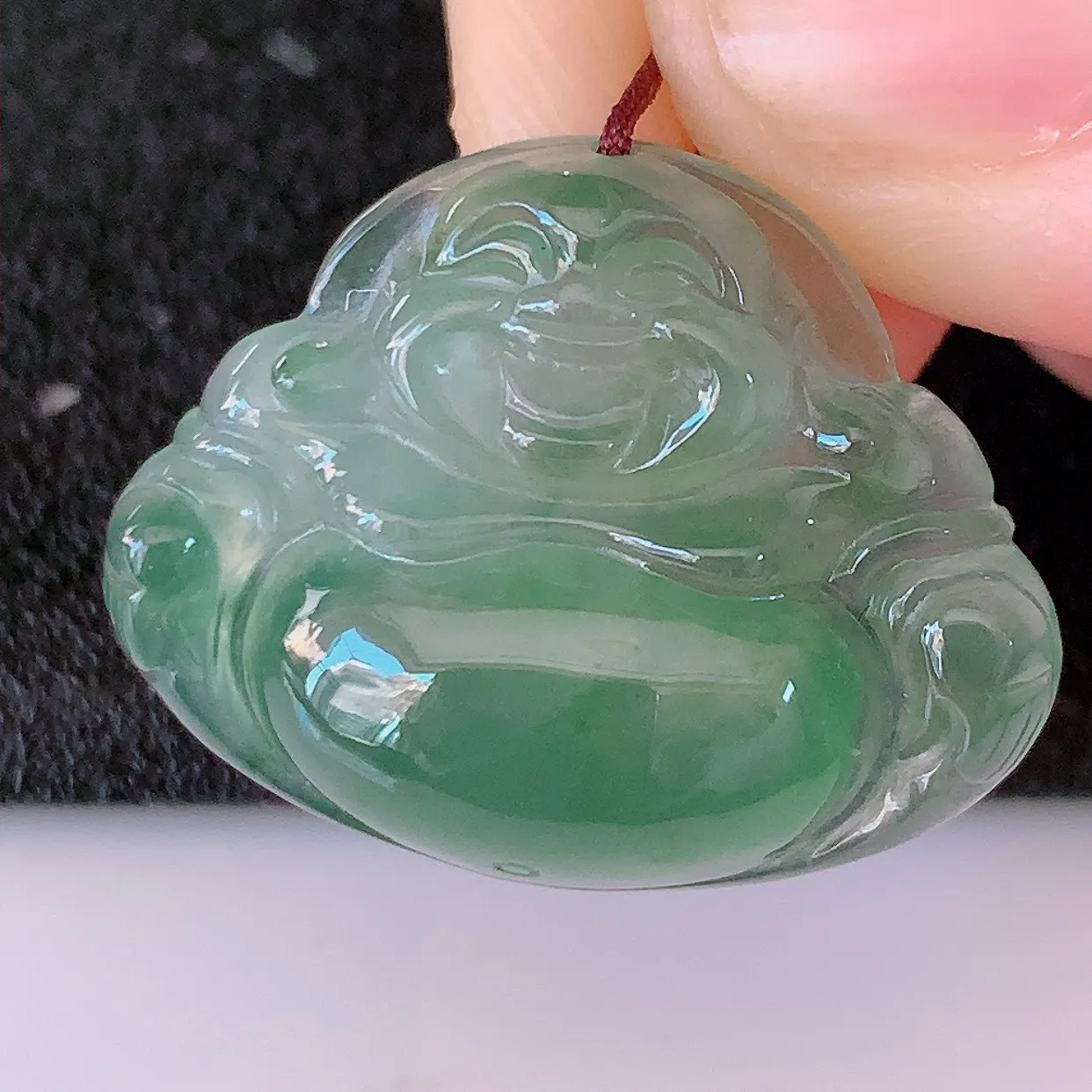 自然光实拍，冰种飘花翡翠佛公，水灵起胶，翠色迷人，佛公在心中，一生平安，饱满圆润，开怀大笑佛公，配戴