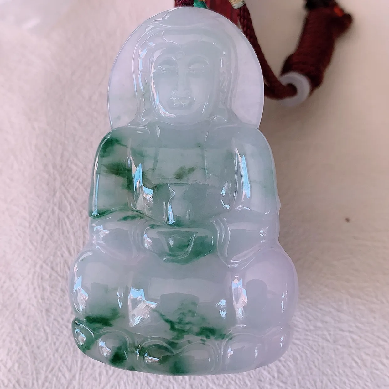 自然光实拍，大件冰飘花翡翠观音菩萨吊坠，赐福翡翠观音，翠绿迷人，观音面相端庄，佩戴时尚出众！#46.