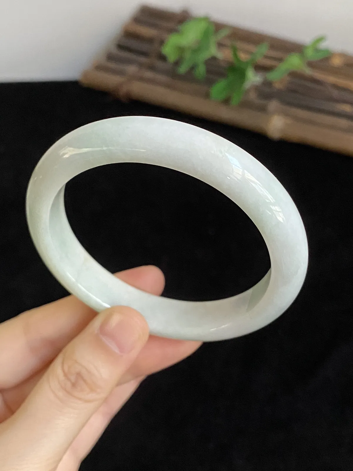 正圈57圈口，翡翠手镯，种老肉细，底子细腻，仙气飘飘，上手非常漂亮