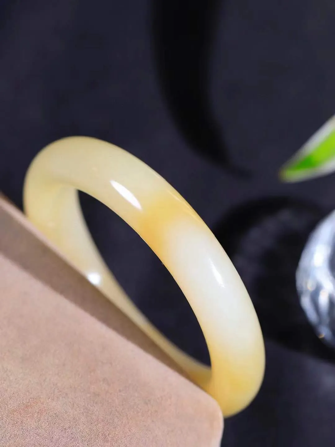 （一见倾心.手镯）

精品和田玉糖白玉手镯，玉质温润细腻 油性十足 手感舒适，高华雅逸，线条流畅，简约大气，美自天成，素雅高贵。佩戴于腕间，婉约之美，举手投足间透出那低调奢华。重44.2克  尺寸50.5-11.5-8.5mm161251830T