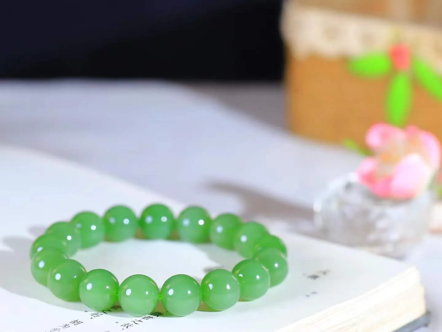 【珠圆玉润.手串】

精品和田玉碧玉珠圆玉润手串 玉质温润细腻  整串打磨圆润，佩戴舒适。珠珠落玉盘