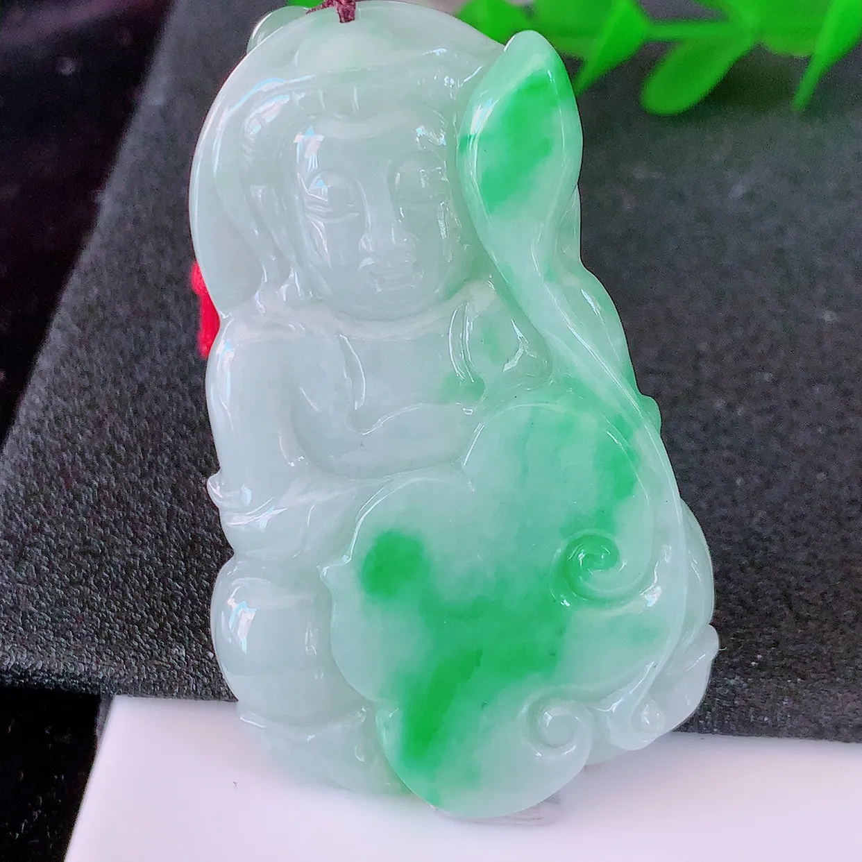 自然光实拍，冰润飘绿翡翠观音菩萨吊坠，赐福观音，玉润通透，慈祥端庄！#46.16