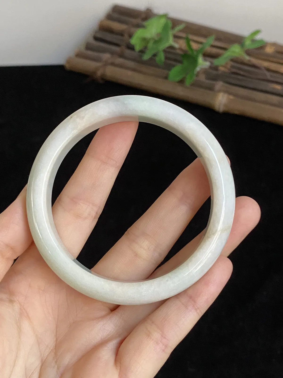 正圈57圈口，翡翠手镯，种老肉细，底子细腻，仙气飘飘，上手非常漂亮