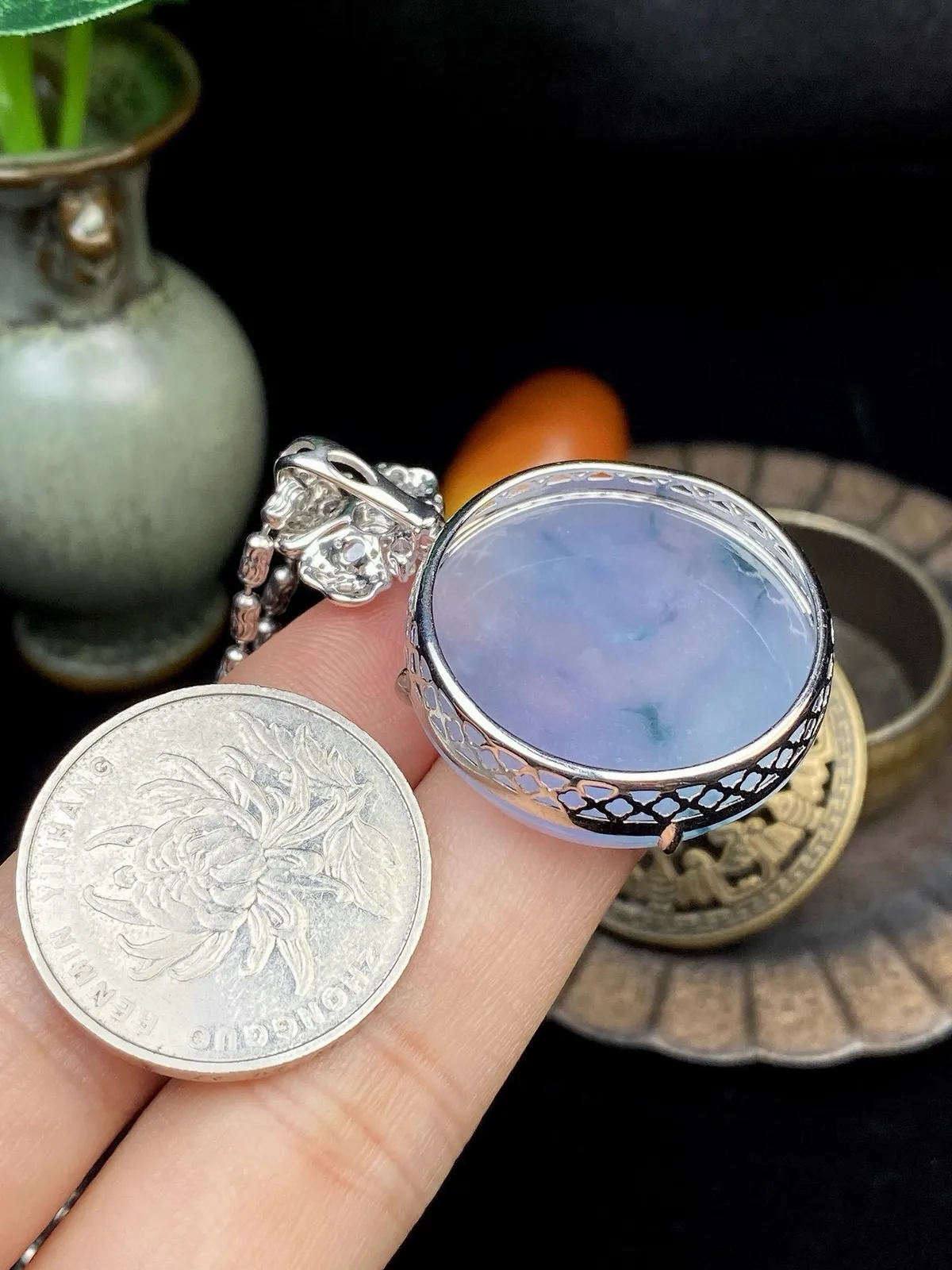 【冰种紫飘花圆无事柱吊坠】质地细腻，光泽度不错，18k金钻镶嵌，裸石尺寸27.5*5毫米