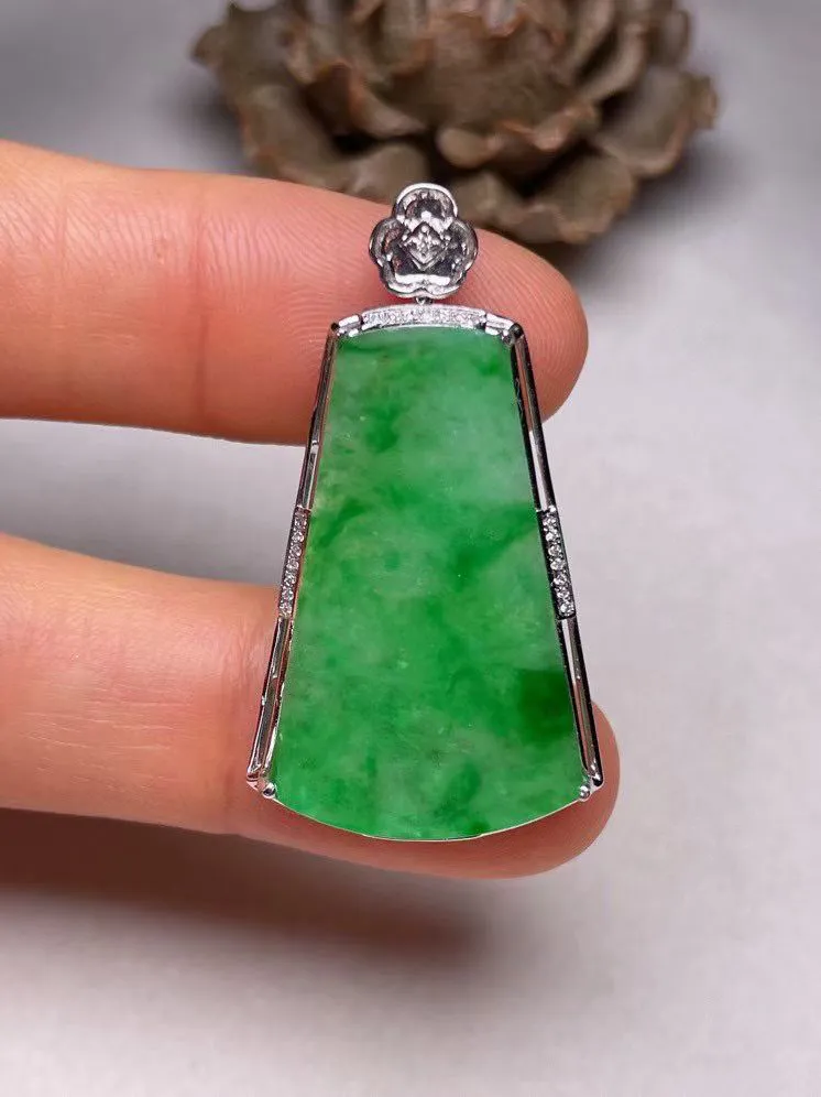 冰糯种辣色平安无事牌吊坠、真金真钻镶嵌，种水好，玉质细腻 .裸石尺寸 27.6*17.7