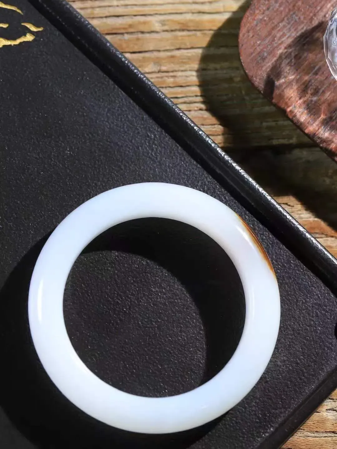 【腕间柔情.手镯】   

珍藏级️和田玉糖白玉手镯 玉质温润细腻 油性十足 古朴秀雅 轻抚岁月的栏杆软香温玉，腕间玉镯轻轻晃动，令人情动心间，撷一缕月末的芬芳，把心思铺陈，时光静美，惟有你最温柔。重71.47克   尺寸55.5-13.7-10.2mm  461201755A