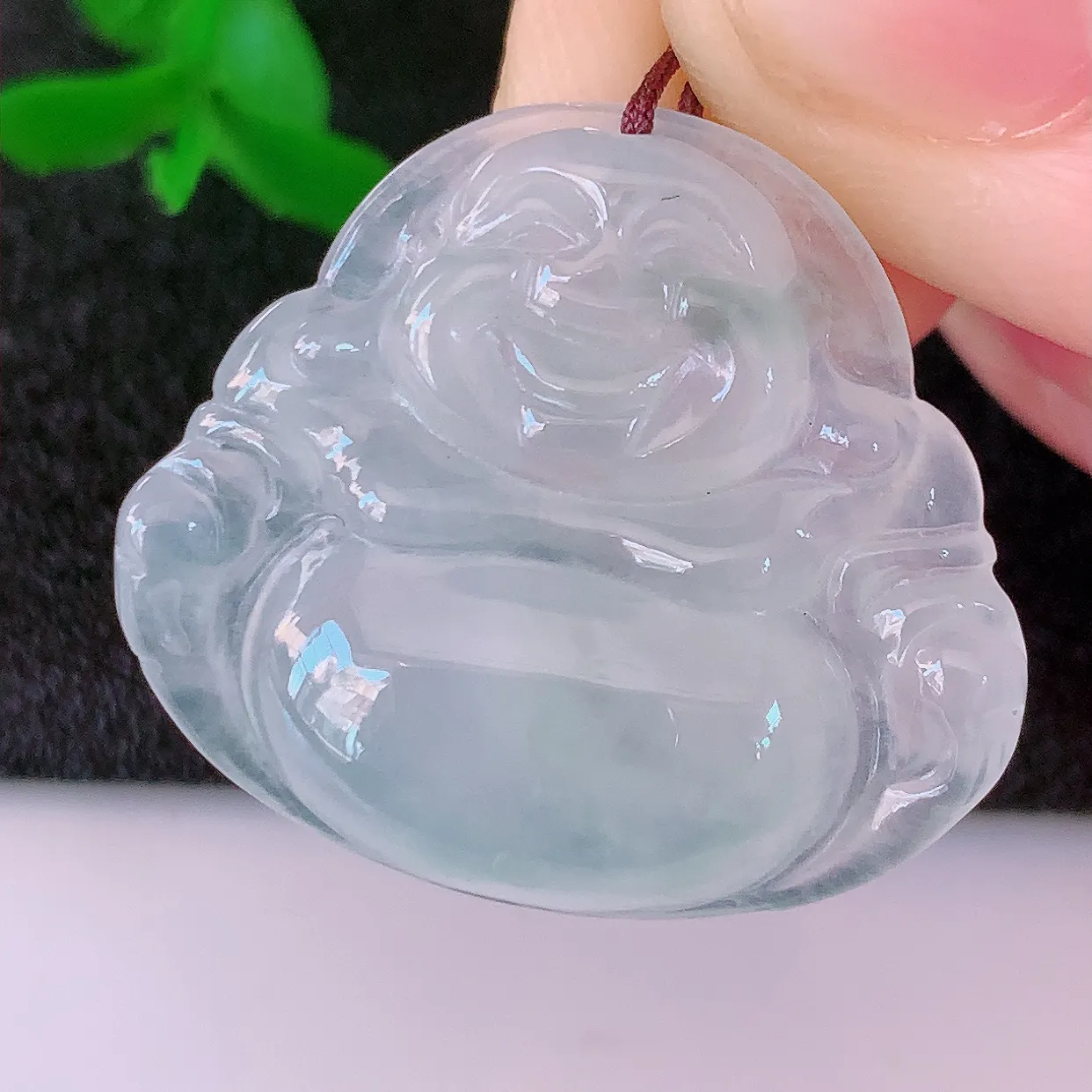 自然光实拍，冰种翡翠佛公，水灵起胶，翠色迷人，佛公在心中，一生平安，饱满圆润，开怀大笑佛公，配戴灵气十足！#46.16