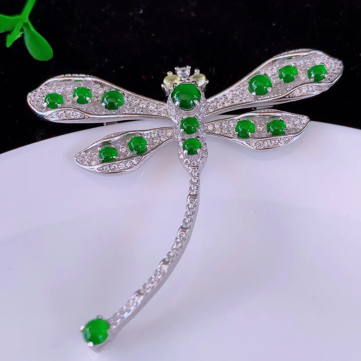 冰透满绿翡翠925银镶嵌蜻蜓胸针，自然光实拍，翠色灵动，颜色漂亮，种老水足，品相佳，佩戴佳品！#97