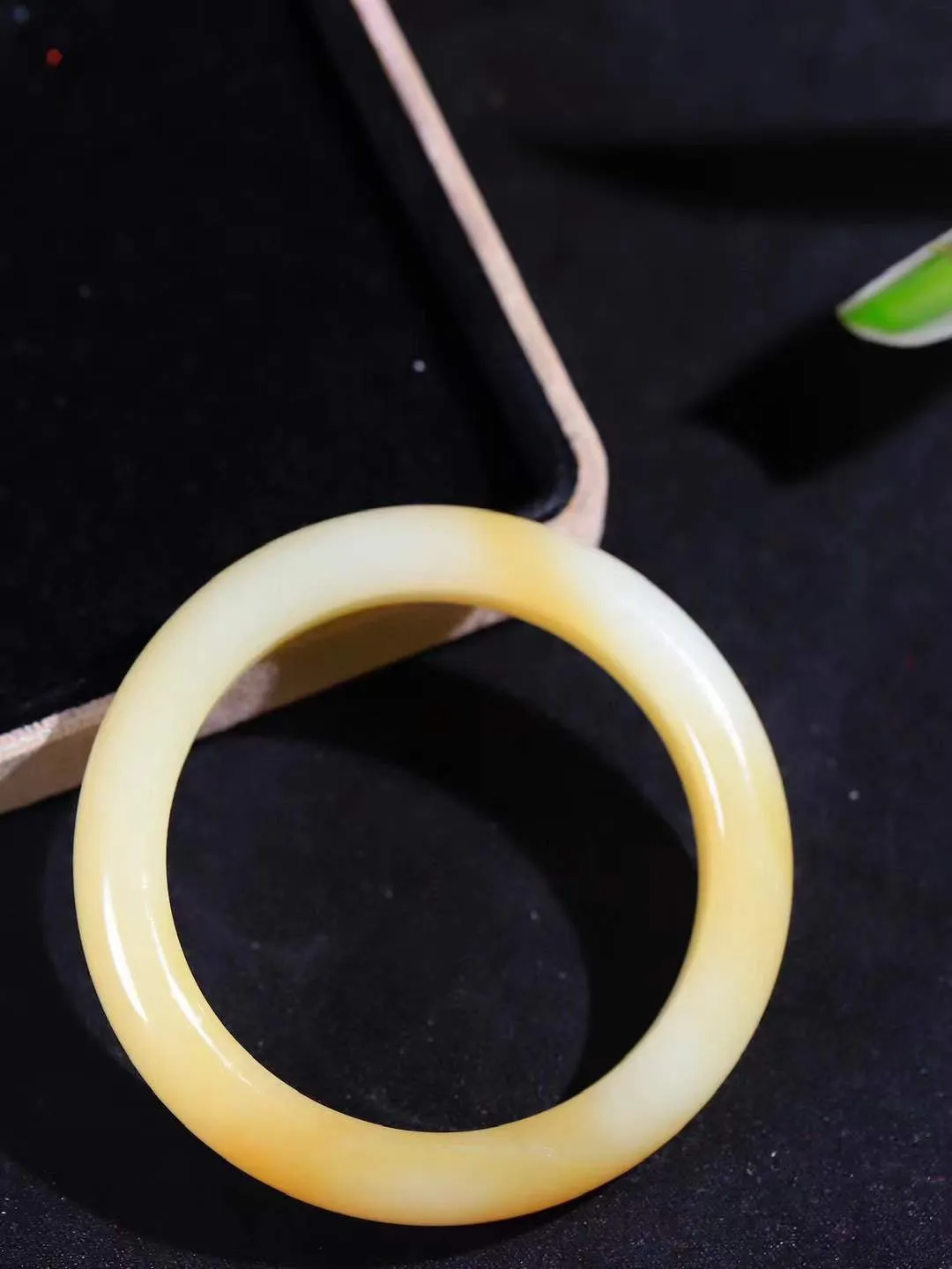 （一见倾心.手镯）

精品和田玉糖白玉手镯，玉质温润细腻 油性十足 手感舒适，高华雅逸，线条流畅，简约大气，美自天成，素雅高贵。佩戴于腕间，婉约之美，举手投足间透出那低调奢华。重44.2克  尺寸50.5-11.5-8.5mm161251830T