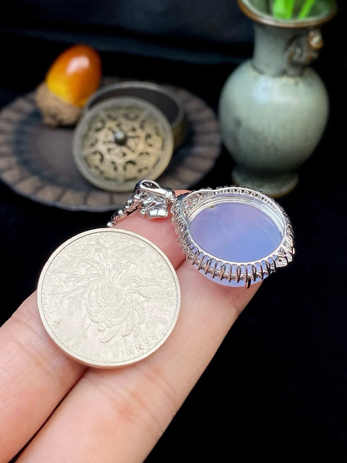 【冰种紫圆无事柱吊坠】质地细腻，光泽度不错，18k金钻镶嵌，裸石尺寸17.6*3.7毫米