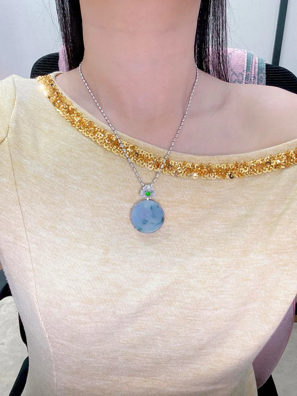 【冰种紫飘花圆无事柱吊坠】质地细腻，光泽度不错，18k金钻镶嵌，裸石尺寸27.5*5毫米