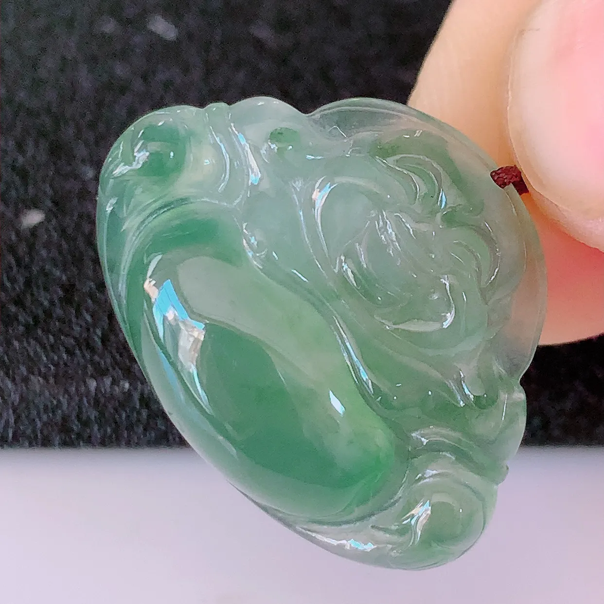 自然光实拍，冰种飘花翡翠佛公，水灵起胶，翠色迷人，佛公在心中，一生平安，饱满圆润，开怀大笑佛公，配戴灵气十足！#46.16