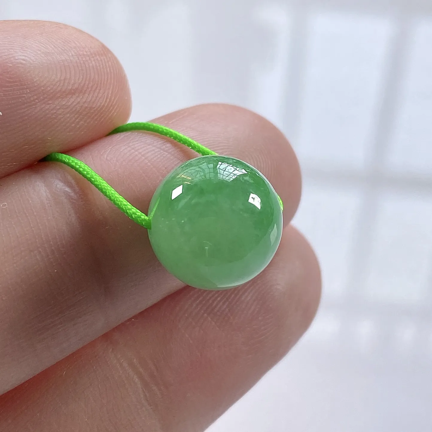 缅甸天然翡翠A货，卡12冰润满绿豆阳绿圆珠单珠一颗，尺寸：12mm/1颗，重量：3.10g（含绳），小棉纹。