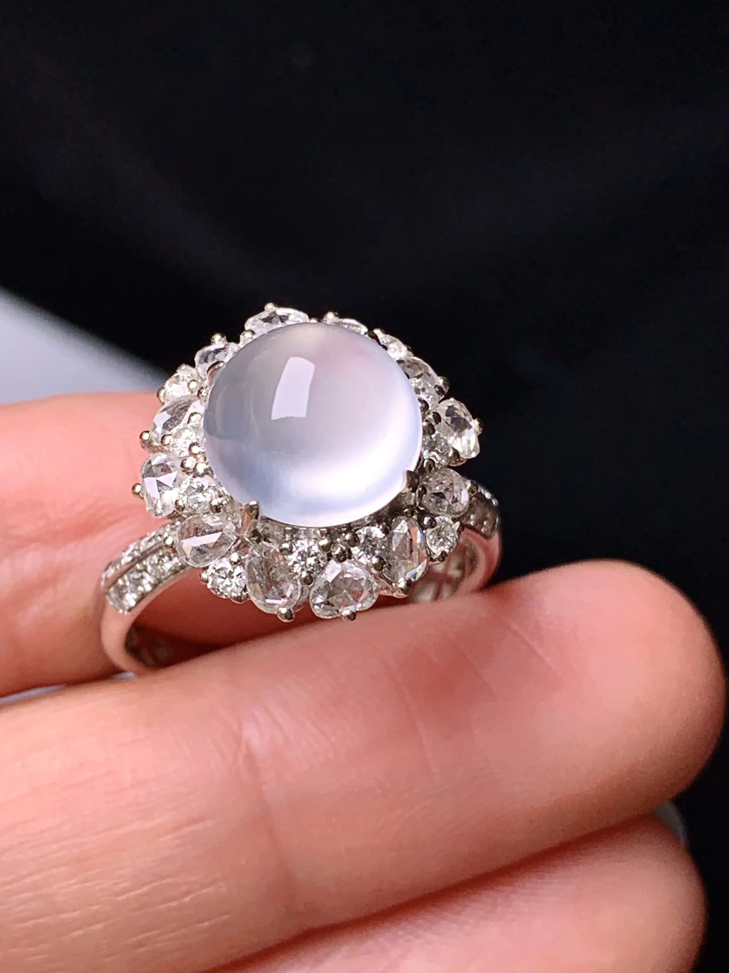 18k金钻镶嵌冰种蛋面戒指 玉质细腻 色泽清新艳丽 圈口13.5 整体尺寸15.3*13