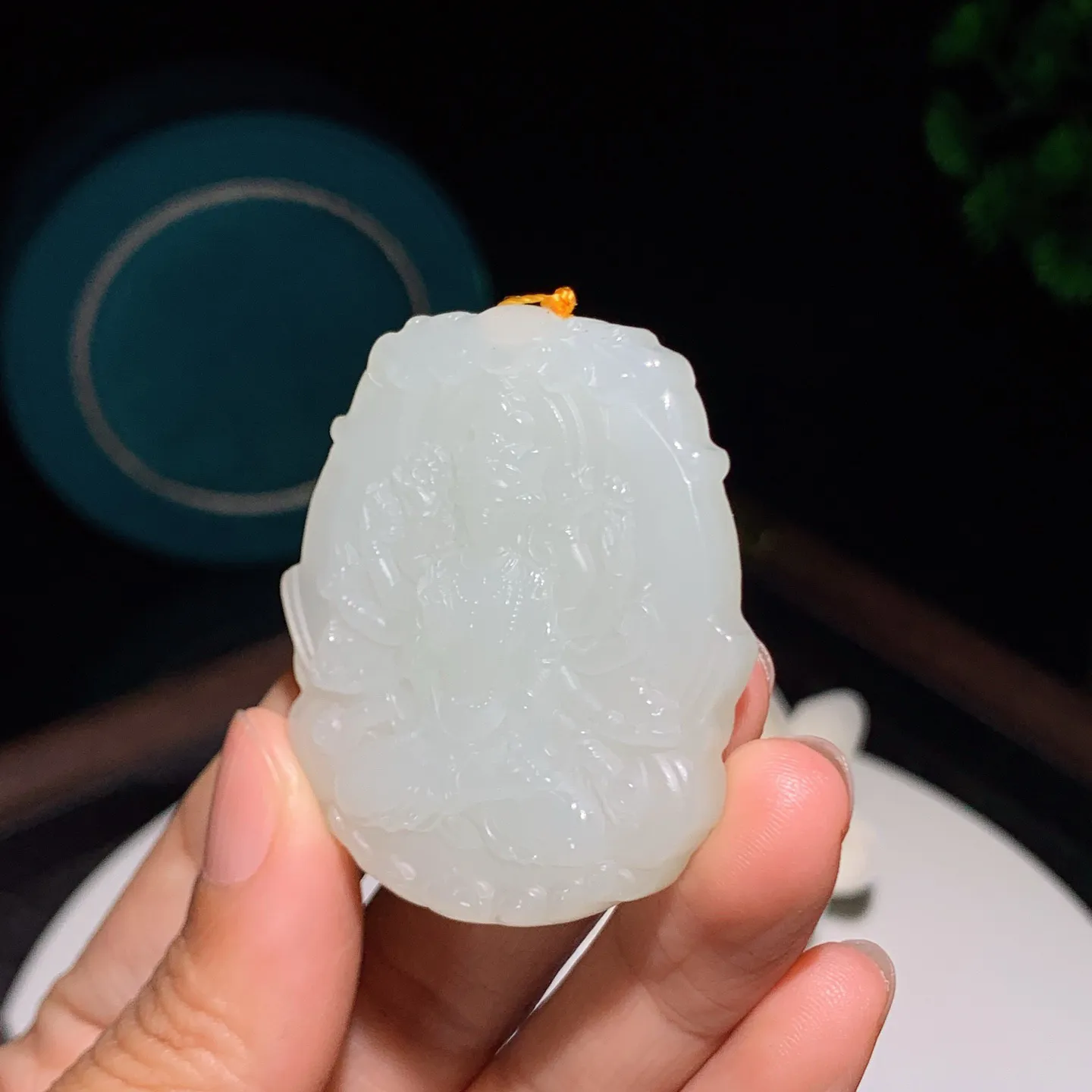 和田玉白玉千手观音牌子挂件。尺寸50/43/10重36克。玉质细腻油润。手推出油。佩戴高端典雅。lt