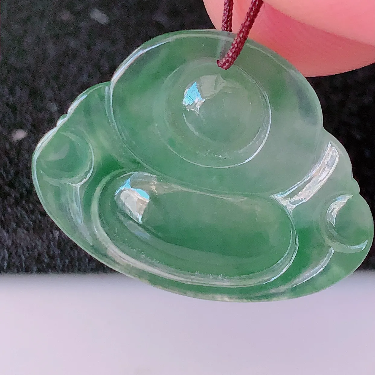 自然光实拍，冰种飘花翡翠佛公，水灵起胶，翠色迷人，佛公在心中，一生平安，饱满圆润，开怀大笑佛公，配戴灵气十足！#46.16