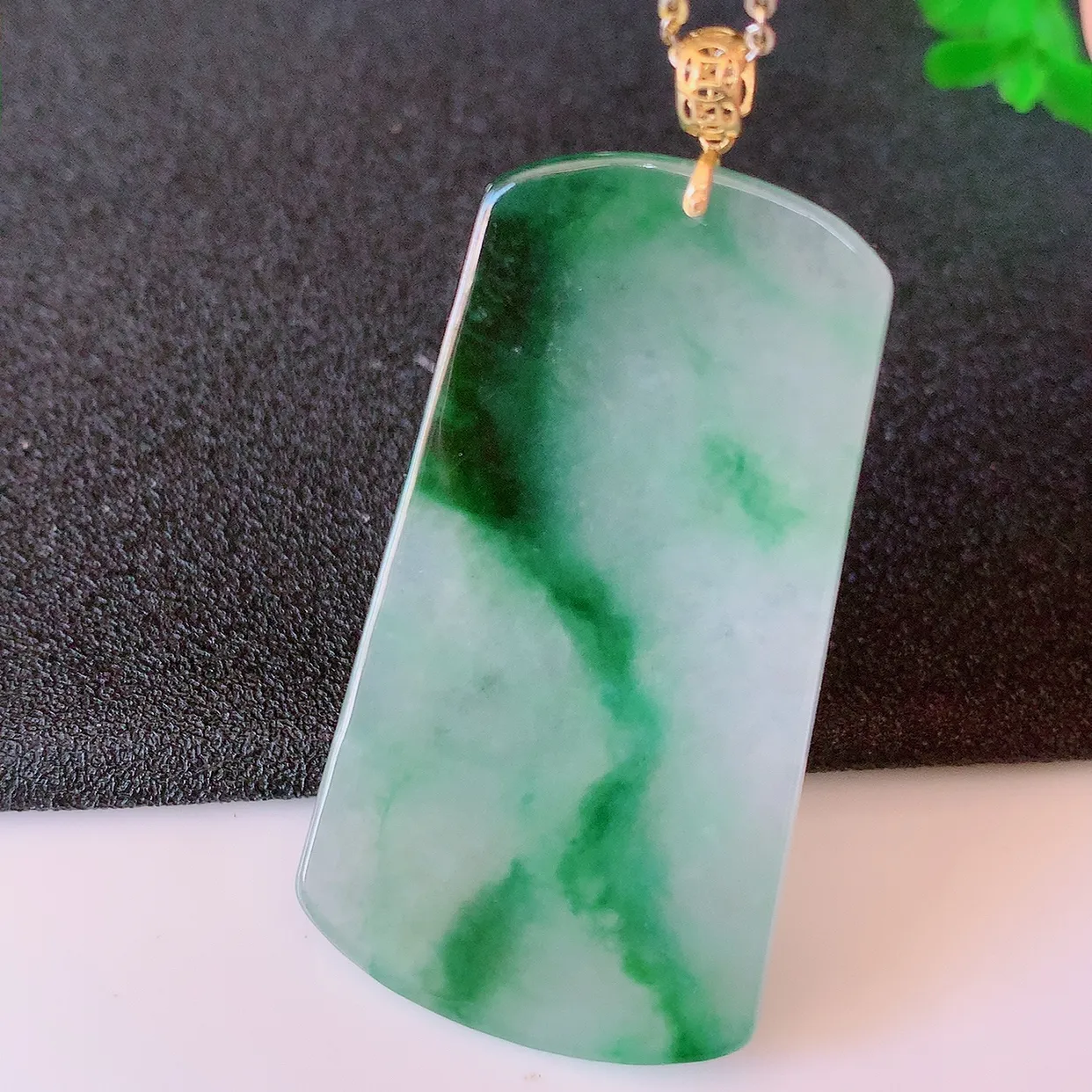 18K金镶嵌冰种飘绿翡翠平安无事牌吊坠，翡翠无事牌，平平安安，无事牌翠色灵动，佩戴平安时尚！#41.16整体52裸石46*25.5*3.2