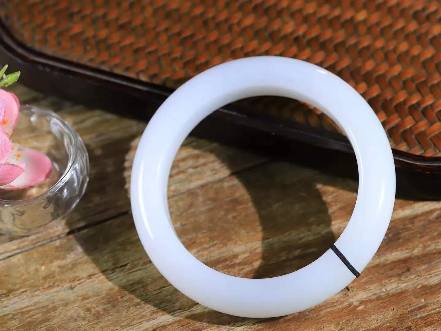 （温柔雅致.手镯）

收藏级️和田玉白玉手镯。镯型饱满，温润细腻，脂润沁香。️执一卷书，沏一盏茶，着一袭裙，戴一只镯。淡淡浅笺，素心若兰，静赏玉中诗画。悠悠岁月，芊手轻摘，盛满诗样芳华。重67.83克   尺寸55.5-13.3-10mm    FDA-321201700