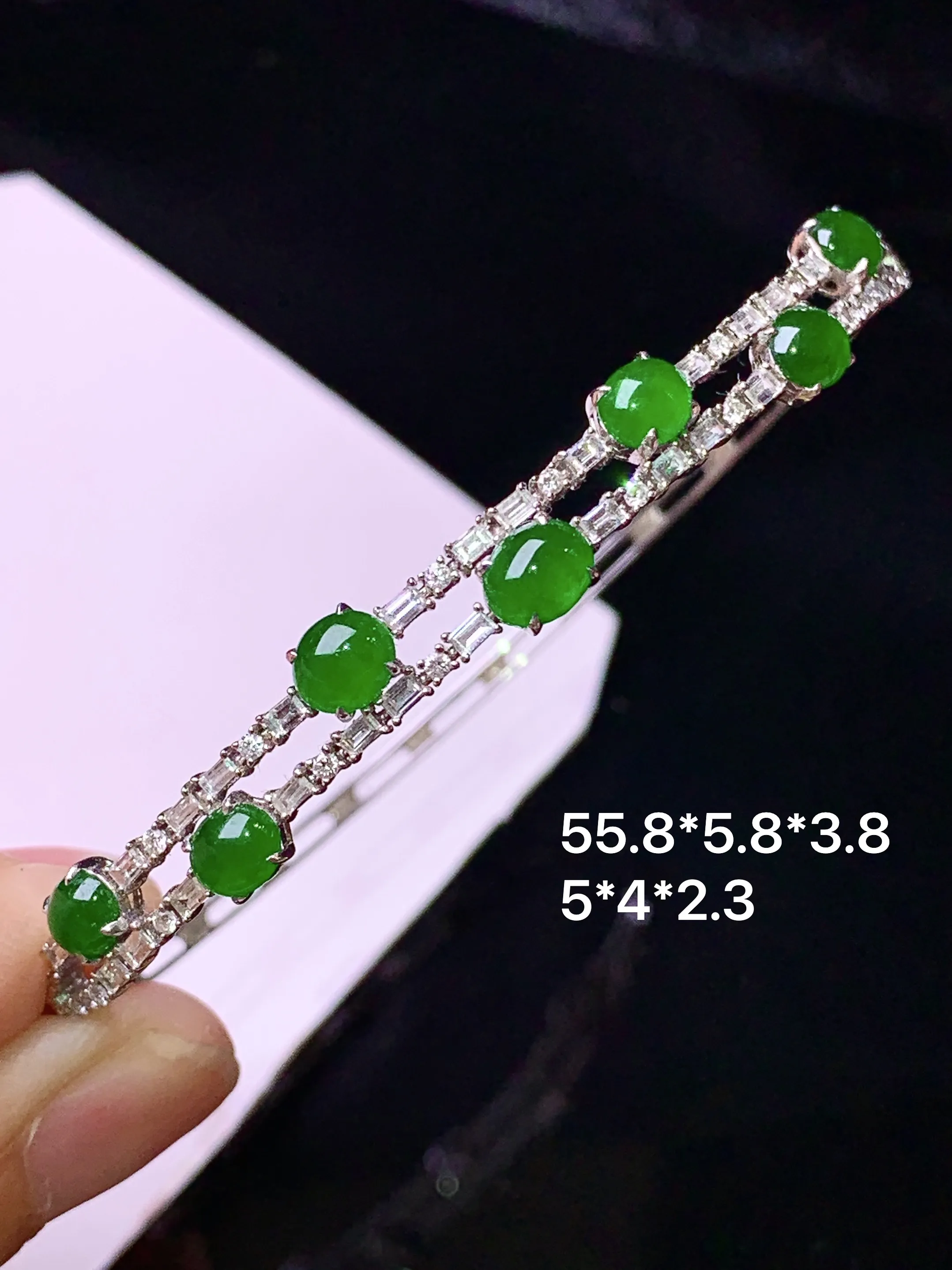 18k金钻镶嵌满绿蛋面手镯 玉质细腻 色泽清新艳丽 整体尺寸55.8*5.8*3.8