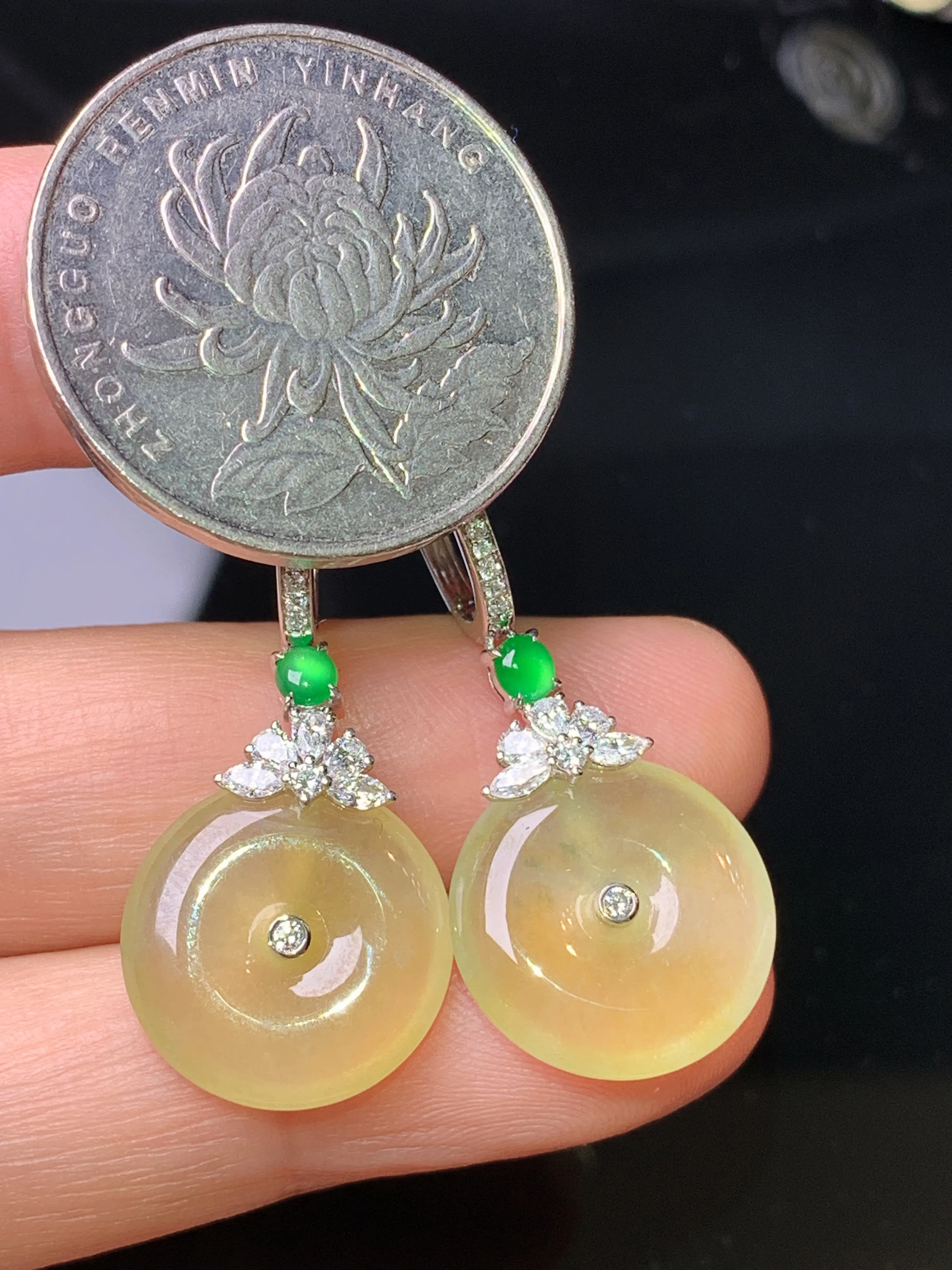 18k金钻镶嵌黄翡平安扣耳坠 玉质细腻 色泽清新艳丽 整体尺寸34.3*15*4