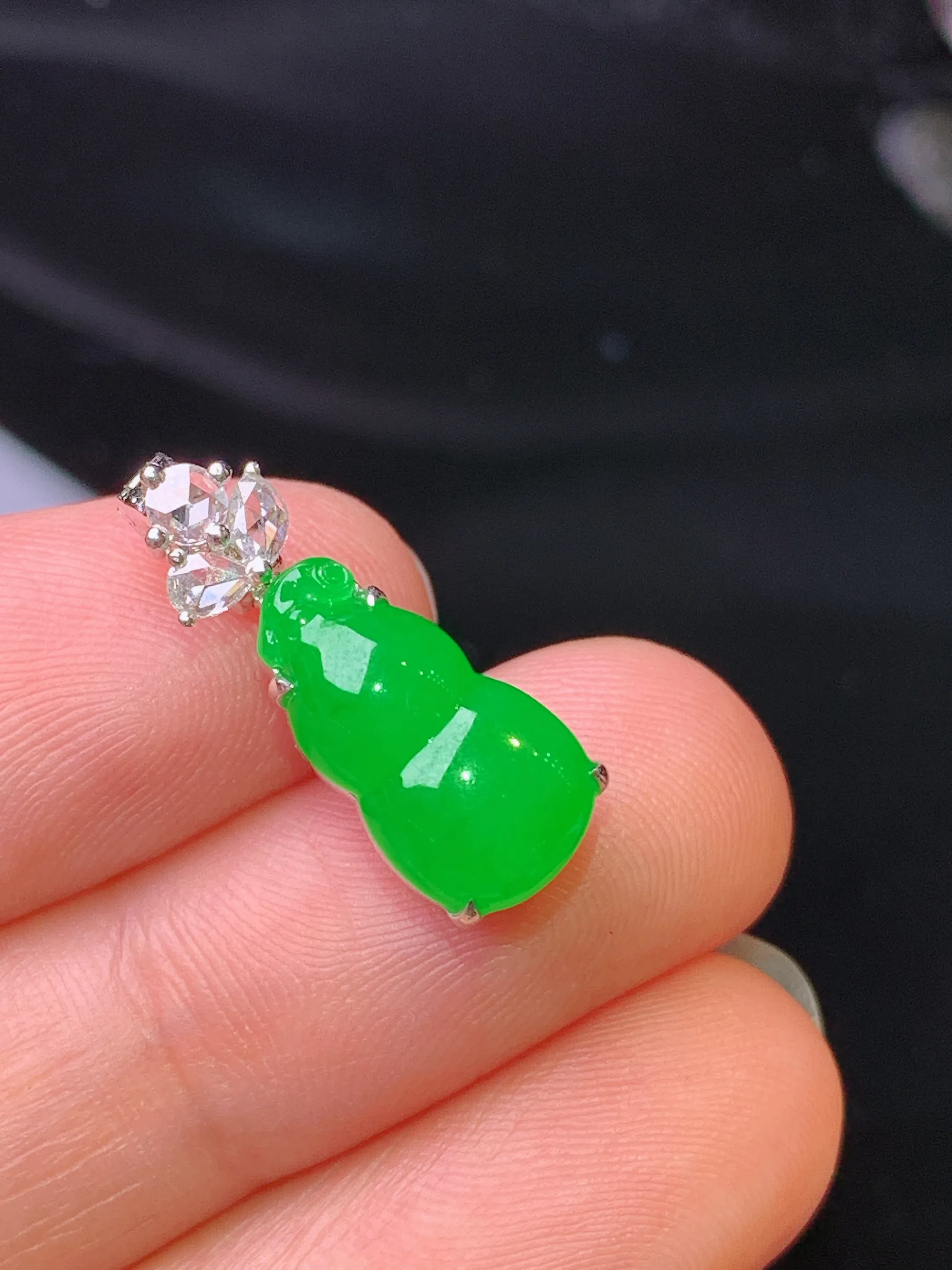 18k金钻镶嵌满绿葫芦吊坠 玉质细腻 色泽清新艳丽 整体尺寸20*7.5*7.3