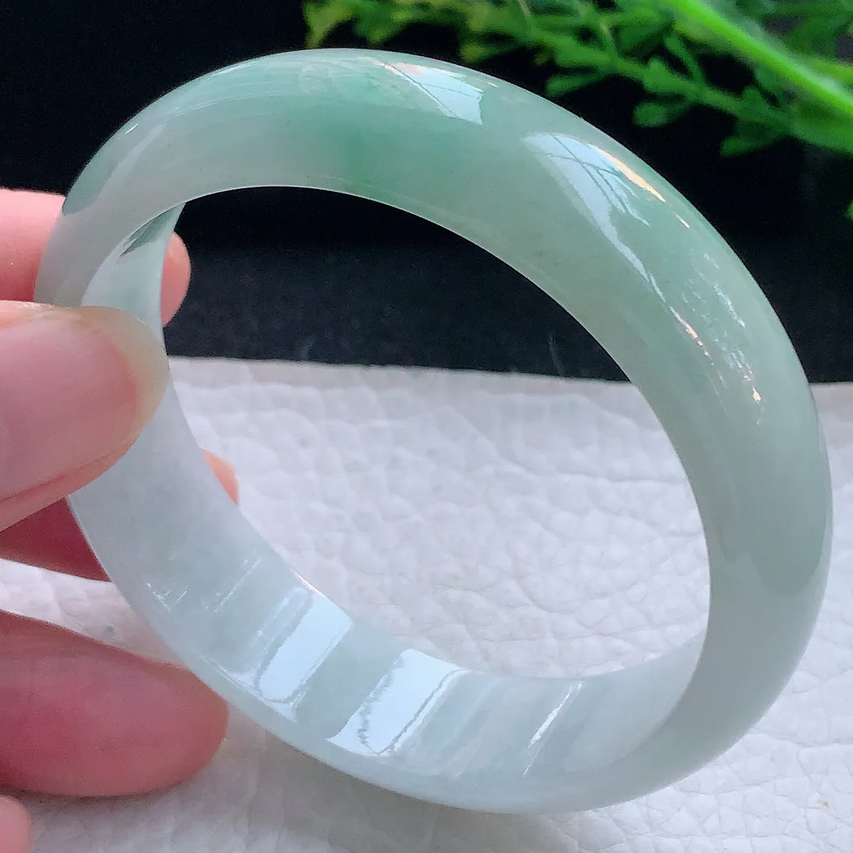 js自然光55*15.6*6.8轮胎镯 翡翠a货玉手镯精美半山水宽边玉手环