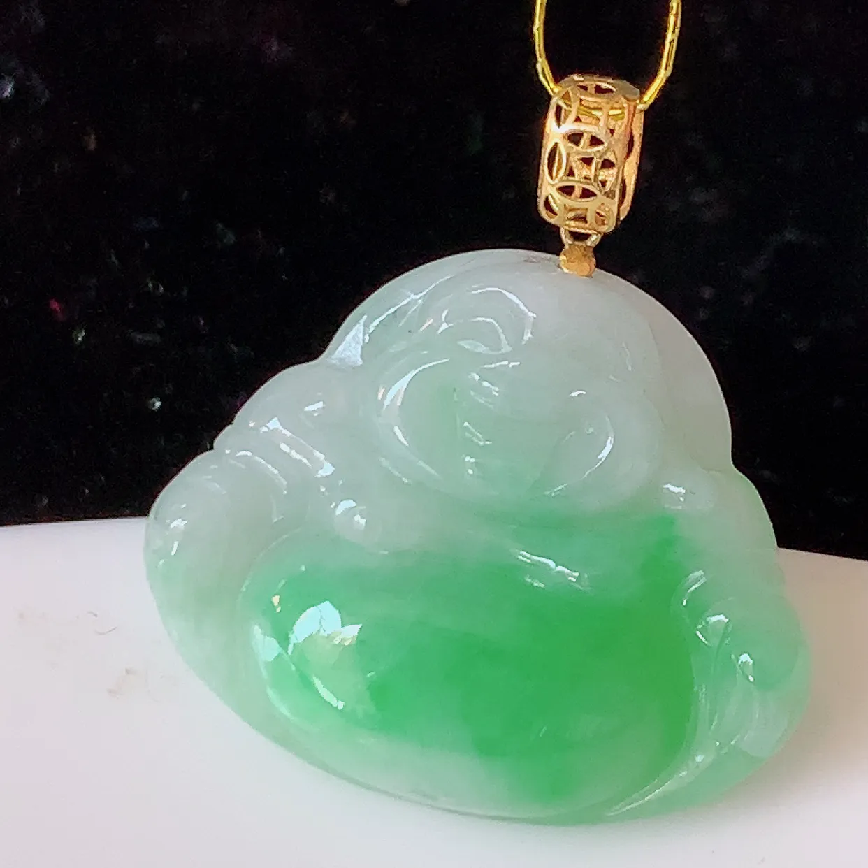 18k金镶嵌冰胶飘绿翡翠佛公吊坠，款式新颖时尚，日常百搭的款。清秀高雅，佩戴优雅高贵！#35.16