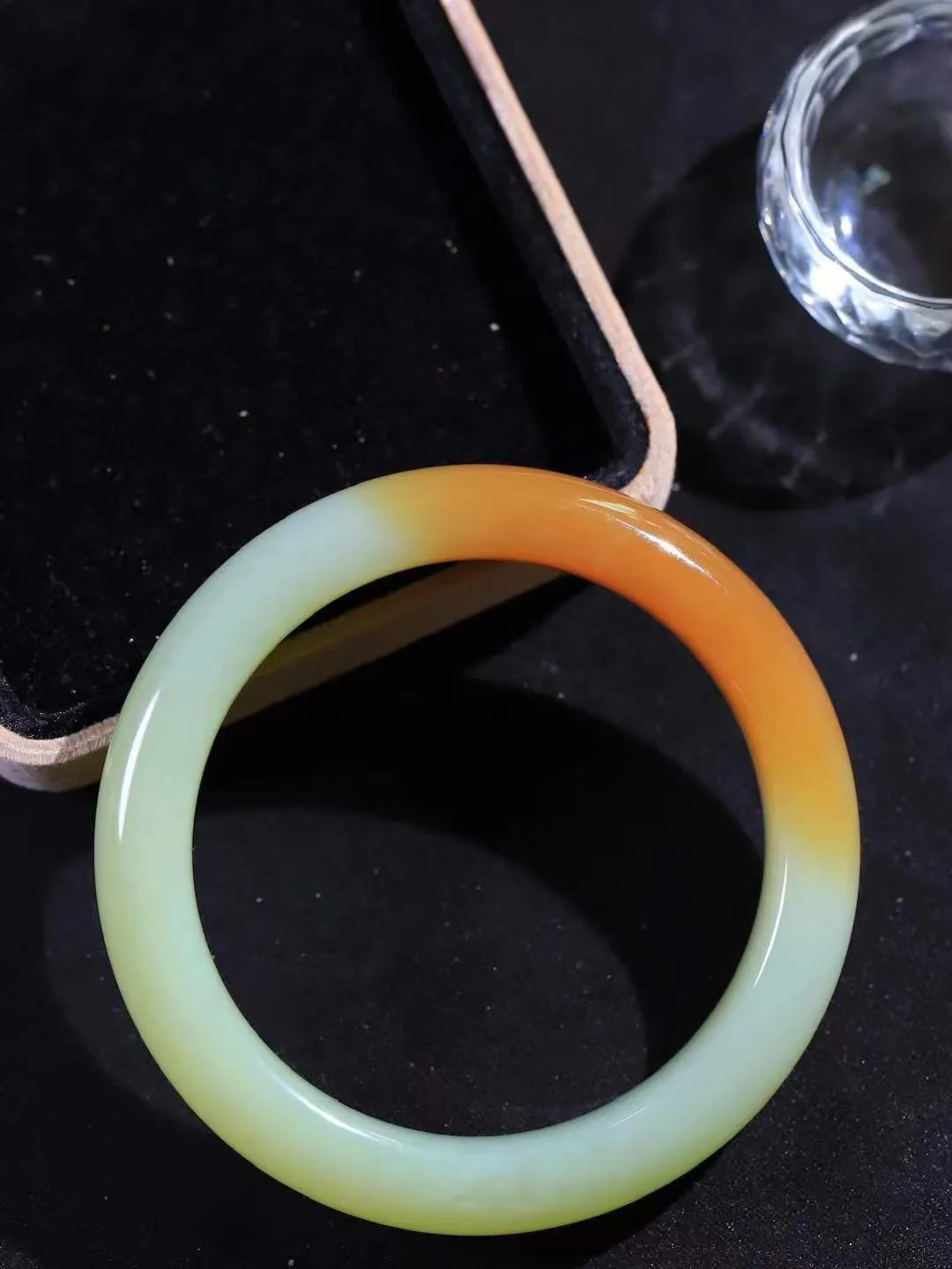 【情有独钟.手镯】

精品和田玉糖青白玉手镯 玉质温润细腻 油性十足 手感舒适，高华雅逸，线条流畅，简约大气，美自天成，素雅高贵。佩戴于腕间，婉约之美，举手投足间透出那低调奢华。重56.5克 内径57mm 尺寸11.4-9.5mm   FDL-791261751