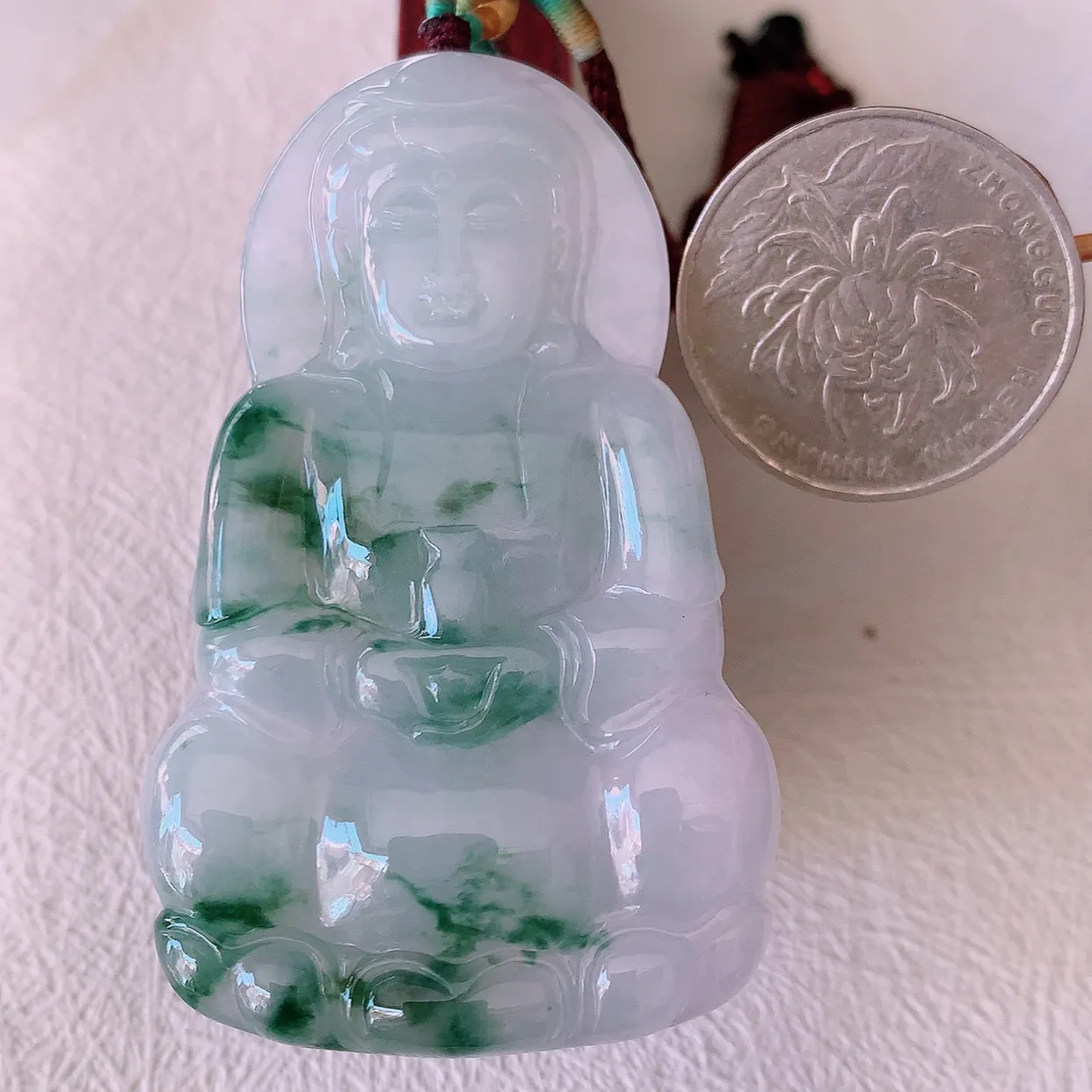 自然光实拍，大件冰飘花翡翠观音菩萨吊坠，赐福翡翠观音，翠绿迷人，观音面相端庄，佩戴时尚出众！#46.16