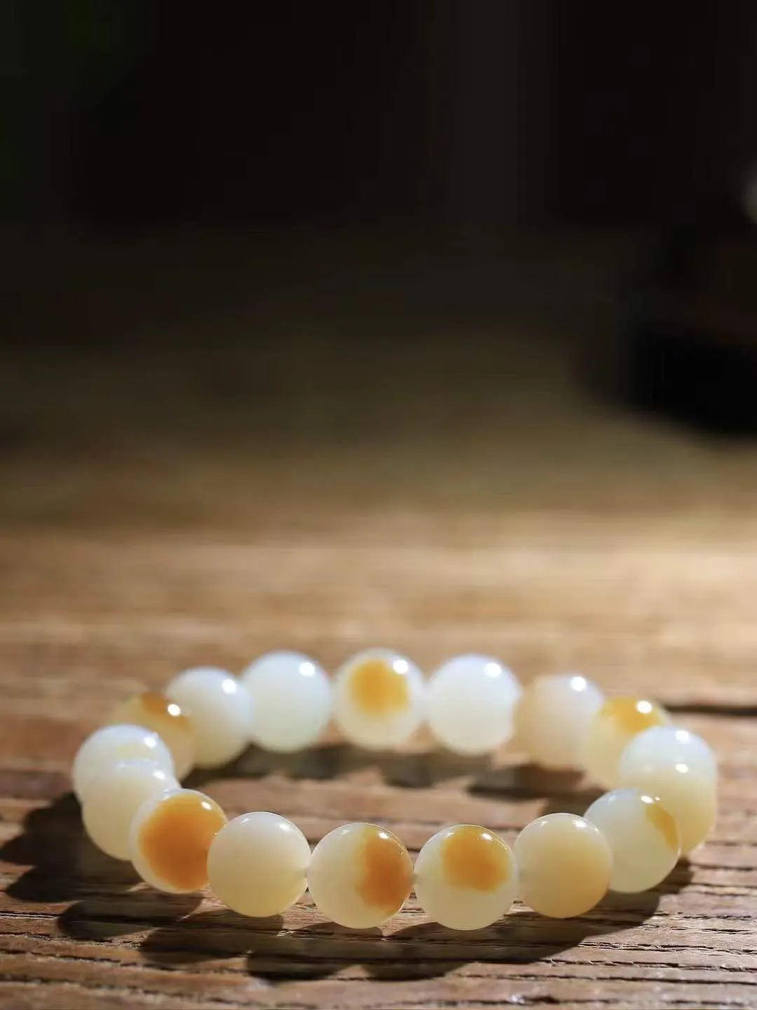 【珠圆玉润.手串】

精品和田玉糖白玉珠圆玉润手串 玉质温润细腻  整串打磨圆润，佩戴舒适。珠珠落玉盘，间关莺语花底滑，一生美好时光，无论身在何处，都有它相伴相守。事事顺遂，幸福美满，吉祥如意。重44.2克 尺寸取一12mm FDL-161201813