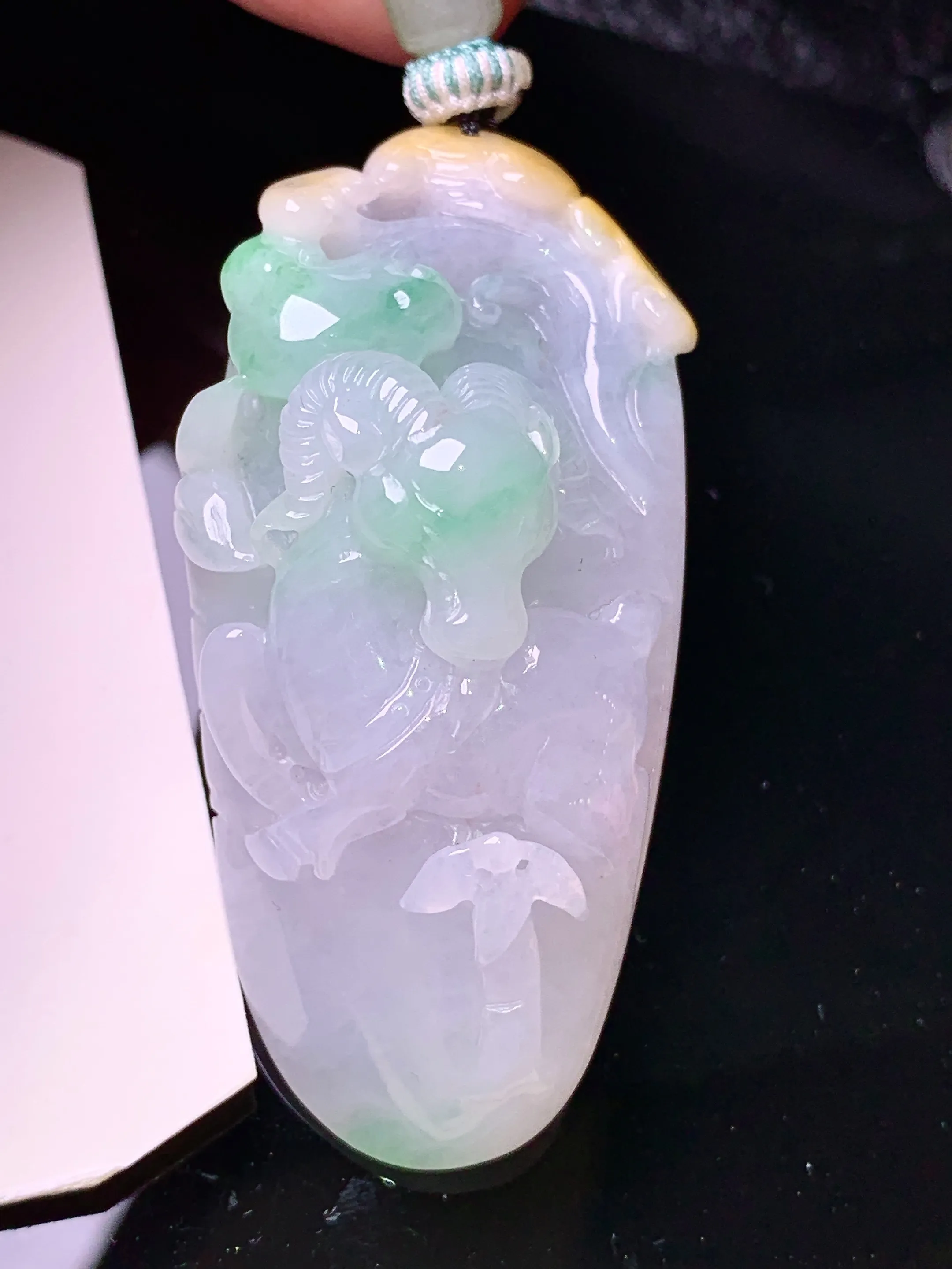 飘绿羊牌吊坠 玉质细腻 色泽清新艳丽 整体尺寸52.8*25.6*17.6