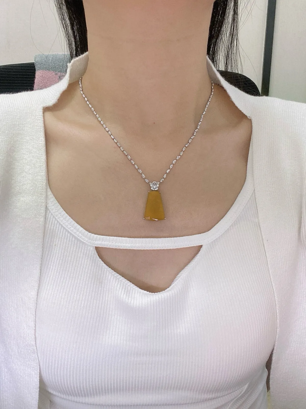 【冰种黄翡无事柱】质地细腻，冰润透亮，光泽出众，冰感十足，18k金钻镶嵌，裸石尺寸22.7*16.1*2.7毫米