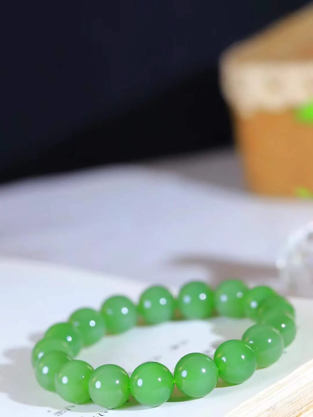 【珠圆玉润.手串】

精品和田玉碧玉珠圆玉润手串 玉质温润细腻  整串打磨圆润，佩戴舒适。珠珠落玉盘