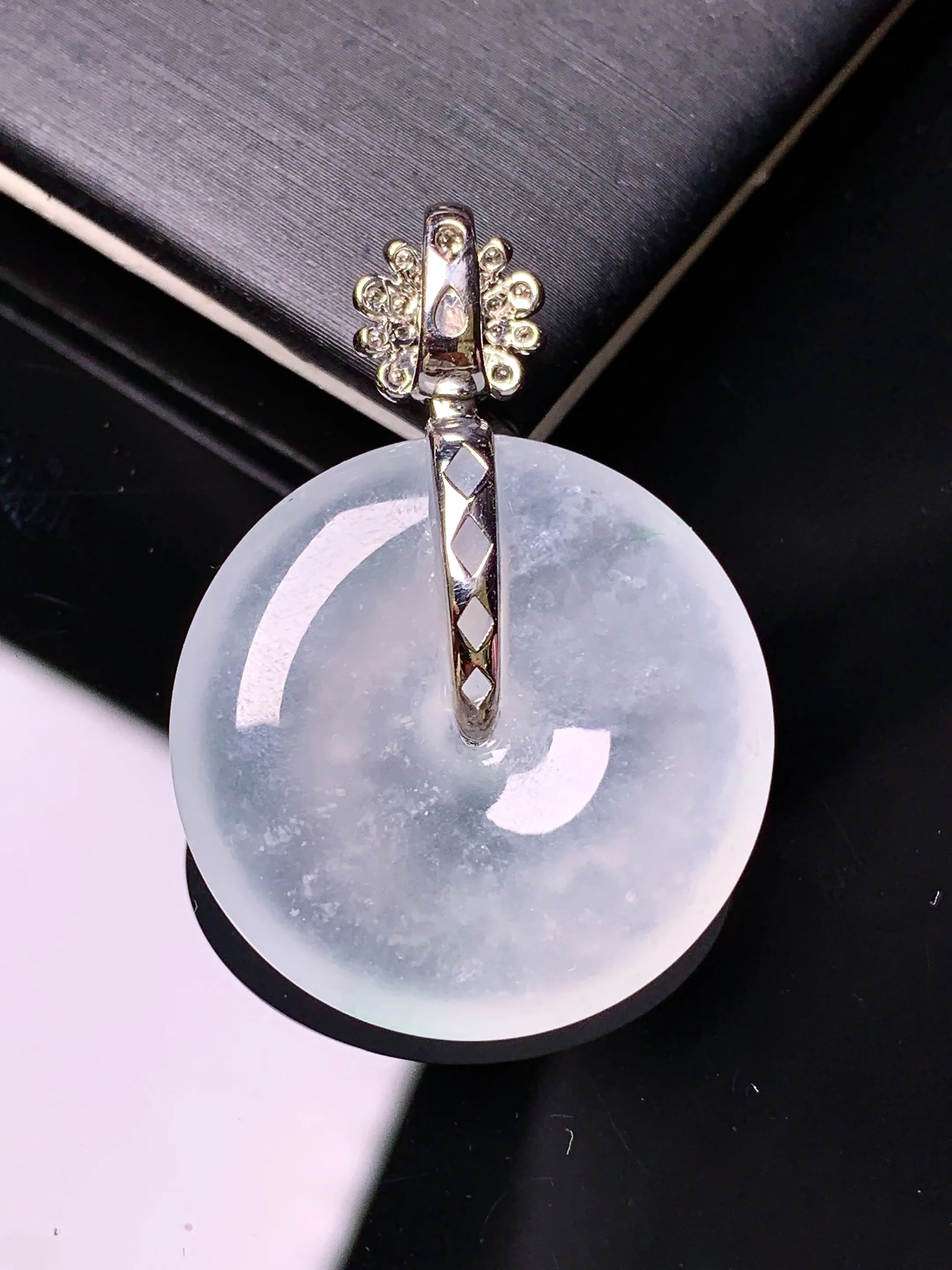 18k金钻镶嵌冰种平安扣吊坠 玉质细腻 色泽清新艳丽 整体尺寸34.8*25*5.5