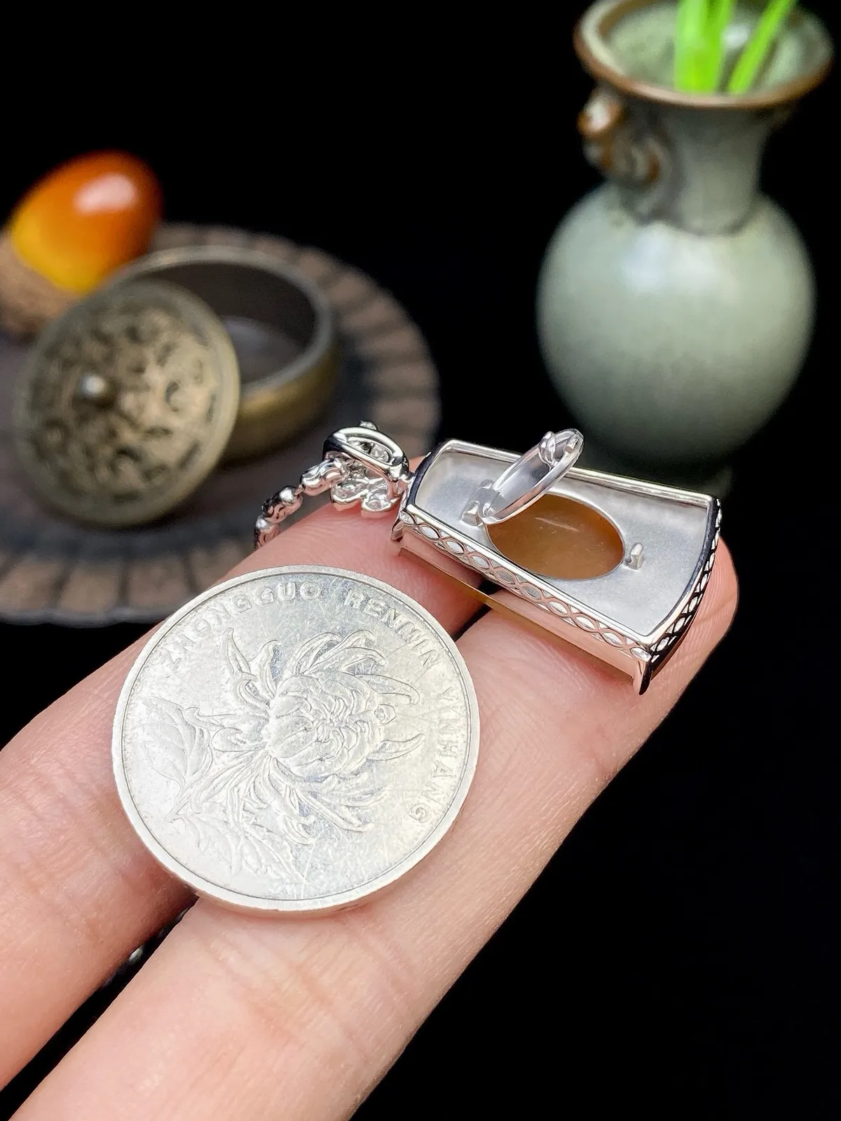 【冰种黄翡无事柱】质地细腻，冰润透亮，光泽出众，冰感十足，18k金钻镶嵌，裸石尺寸22.7*16.1*2.7毫米