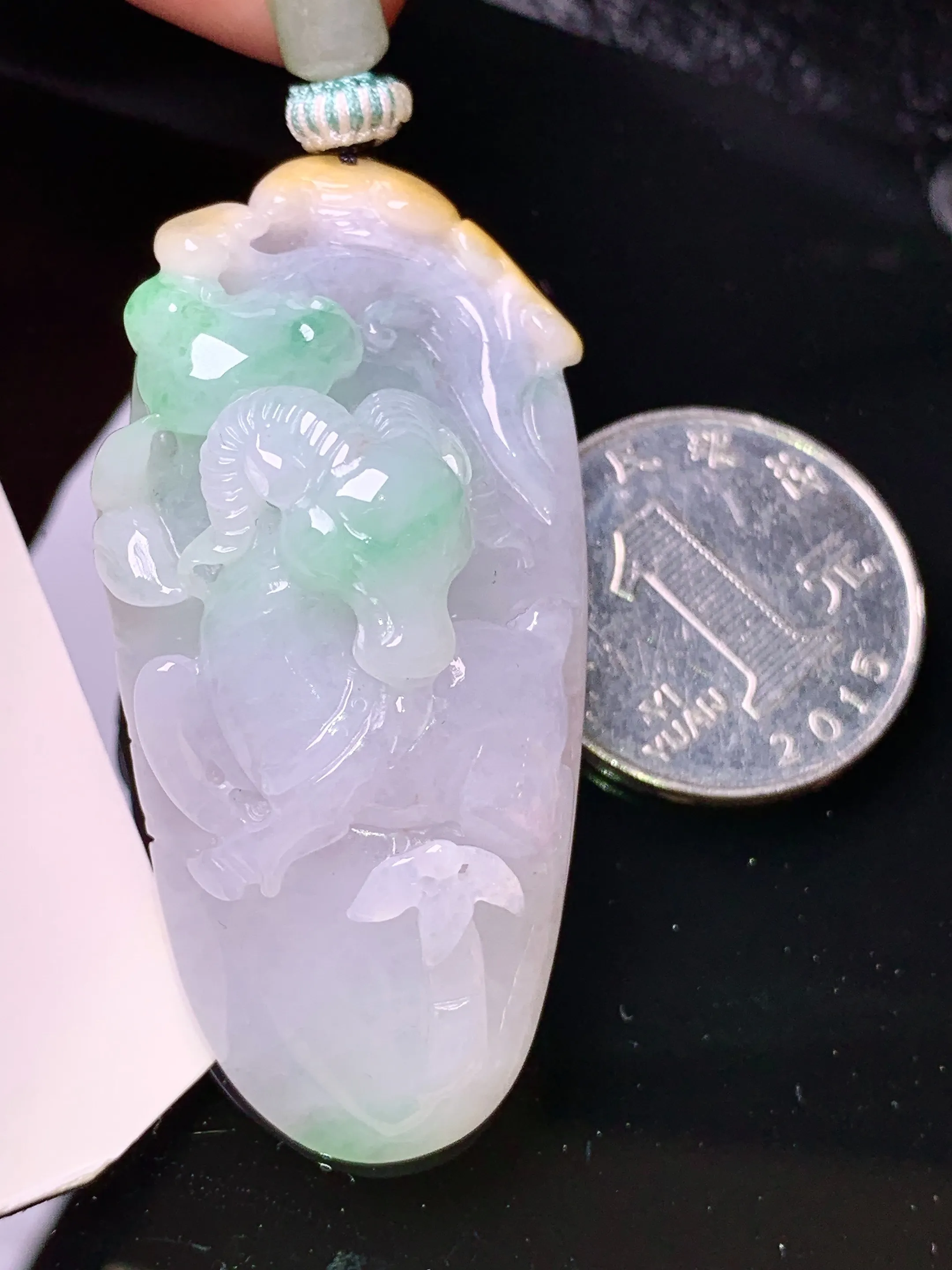 飘绿羊牌吊坠 玉质细腻 色泽清新艳丽 整体尺寸52.8*25.6*17.6