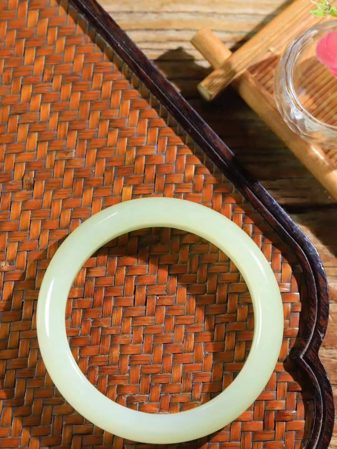 （冬日暖阳.手镯）

精品和田玉黄口料手镯 质地油润，大气雅致，清风明月潺潺，浮浮洗尽铅华随于心，净于念……重46克  尺寸54.5-11.6-8.4mm fDT-991201854