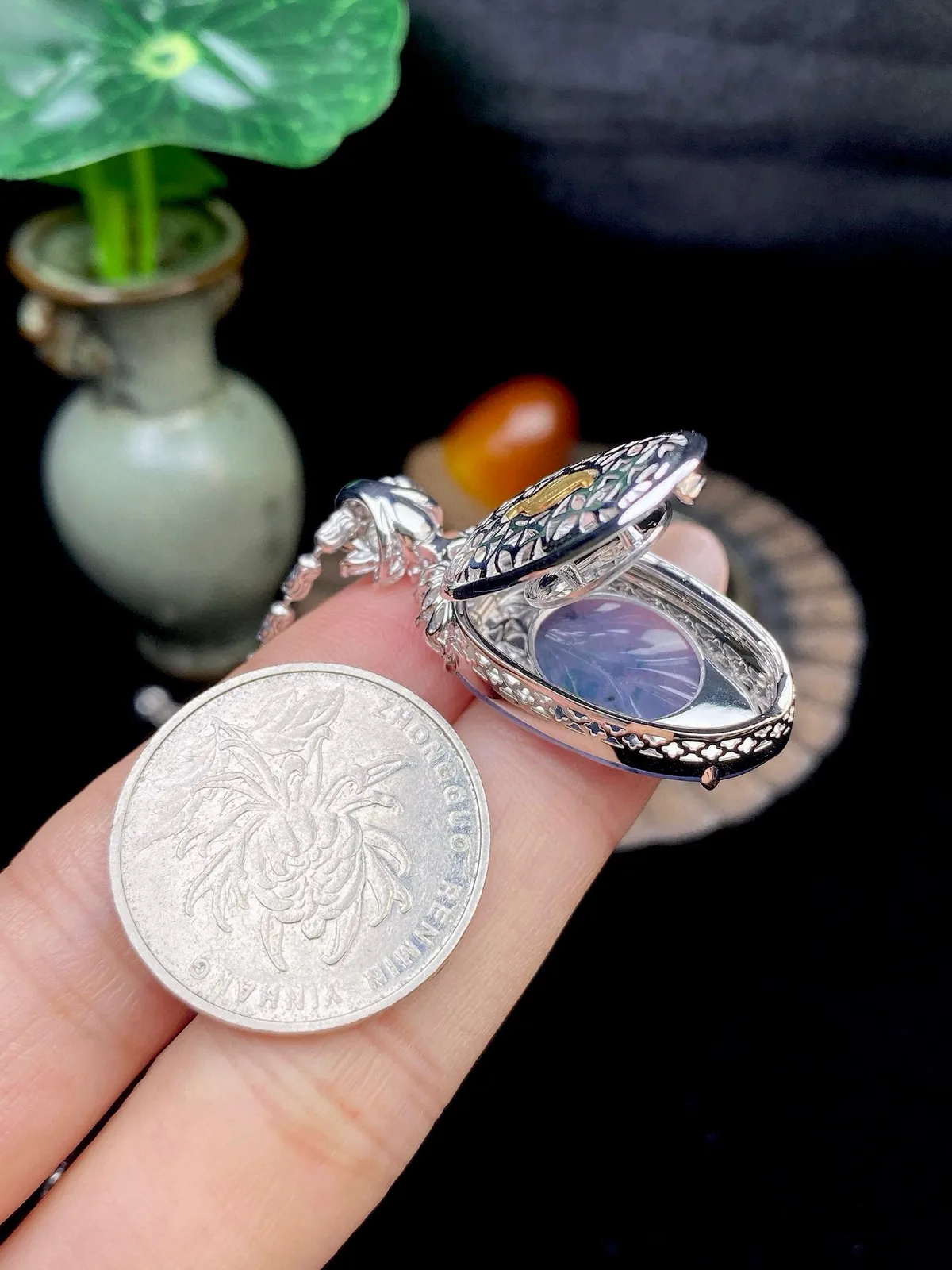 【冰种紫罗兰叶子】金枝玉叶，质地细腻，冰润透亮，光泽出众，18k金钻镶嵌，裸石尺寸26.2*15.8*3.1毫米