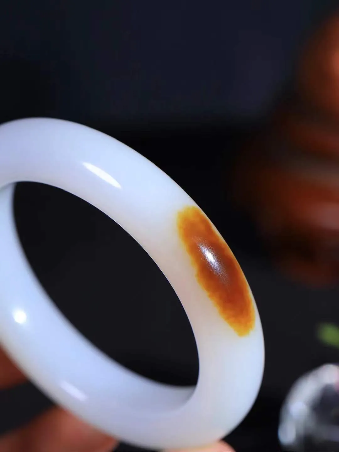 【一见钟情·手镯】

珍藏级和田玉糖白玉手镯。镯型饱满，温润细腻，脂润沁香。️执一卷书，沏一盏茶，着一袭裙，戴一只镯。淡淡浅笺，素心若兰，静赏玉中诗画。悠悠岁月，芊手轻摘，盛满诗样芳华。重85.21克   内径圈口58mm 尺寸14-11.4mm  FDA-111251733