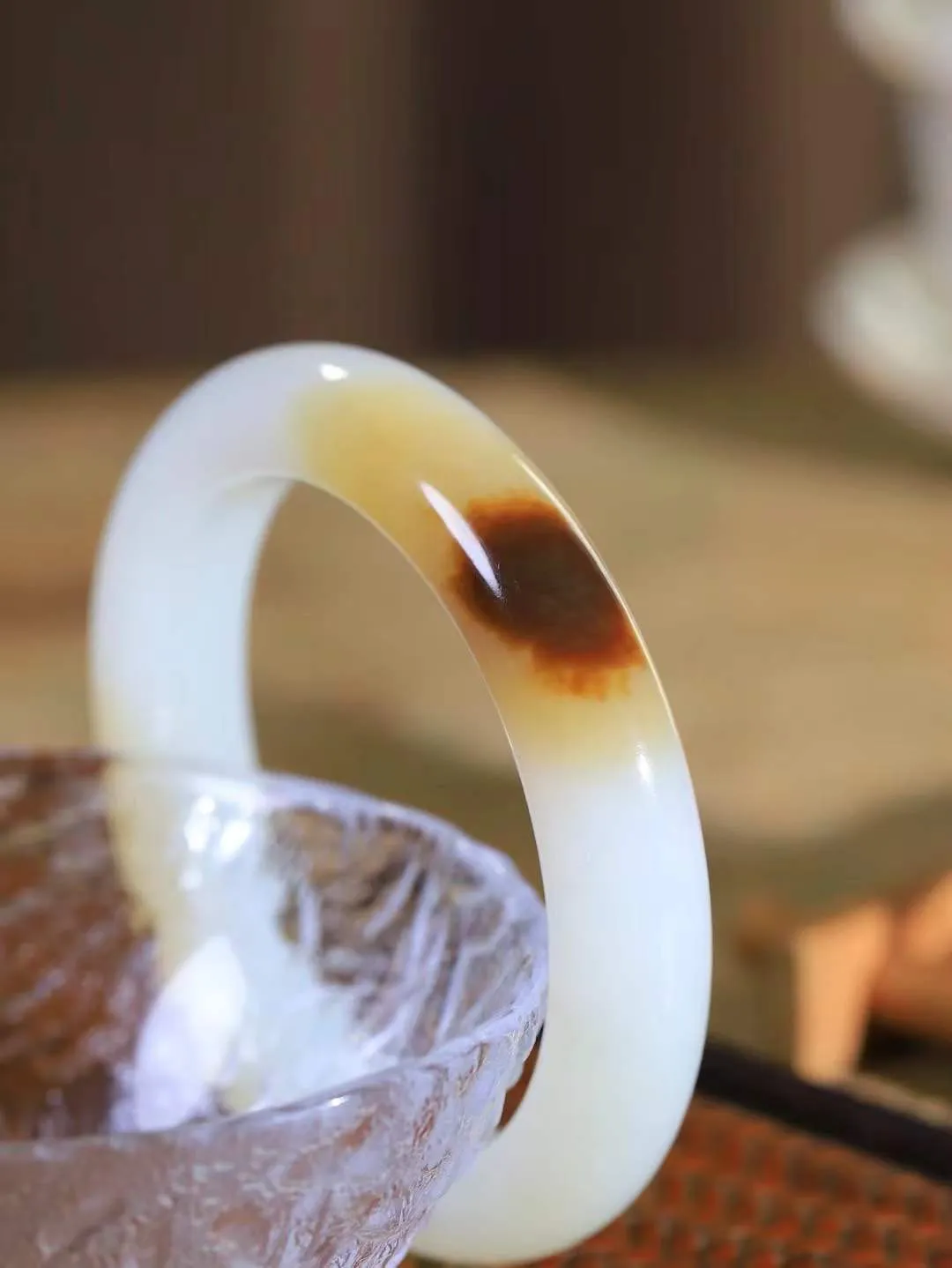 （温柔雅致.手镯）

精品️和田玉糖白玉手镯。镯型饱满，温润细腻，脂润沁香。️执一卷书，沏一盏茶，着一袭裙，戴一只镯。淡淡浅笺，素心若兰，静赏玉中诗画。悠悠岁月，芊手轻摘，盛满诗样芳华。重70.3克   尺寸57.5-12.9-10.4mm    FDL-661201733