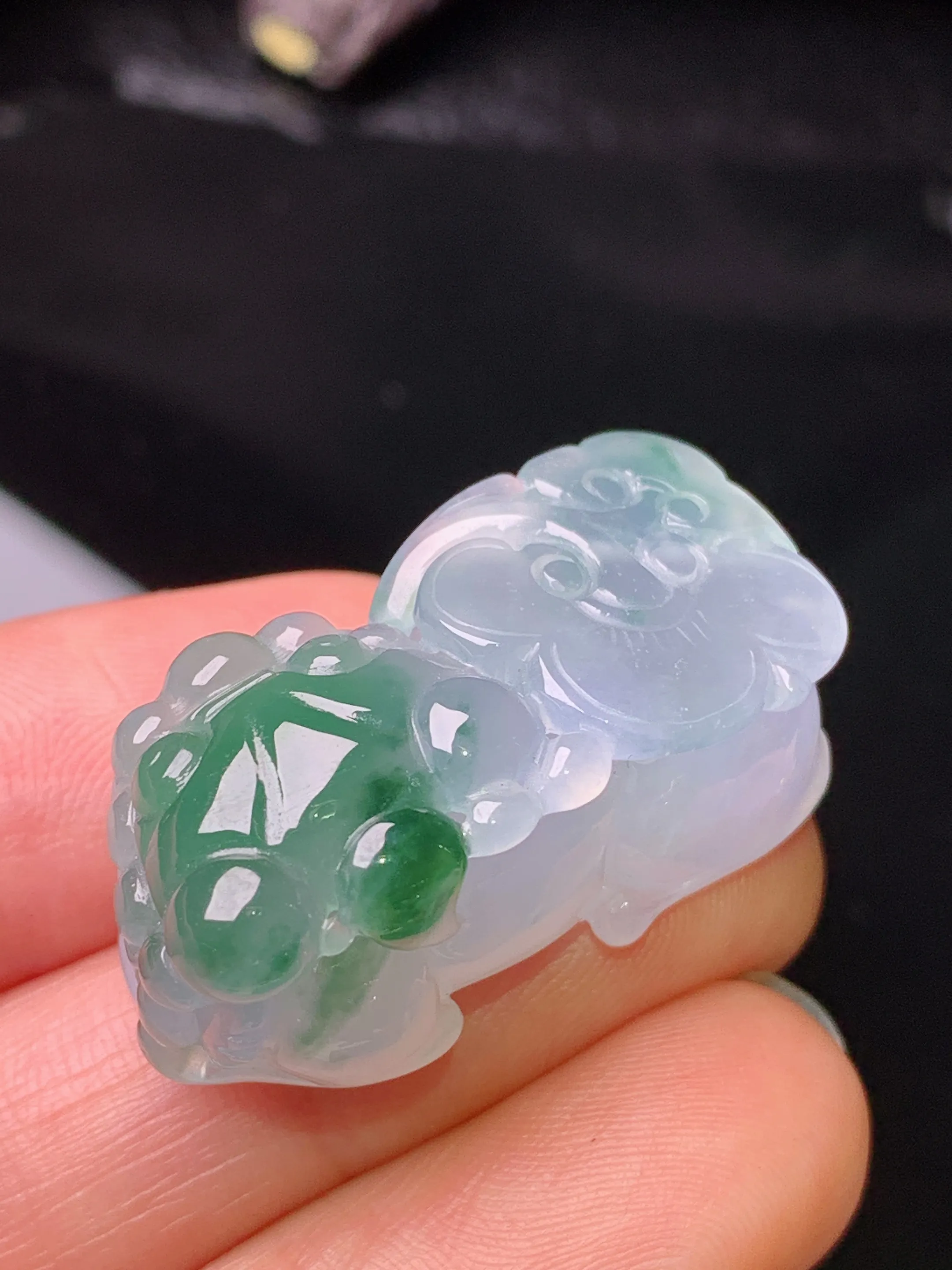 飘绿貔貅吊坠 玉质细腻 色泽清新艳丽 整体尺寸31.8*15.3*14.2