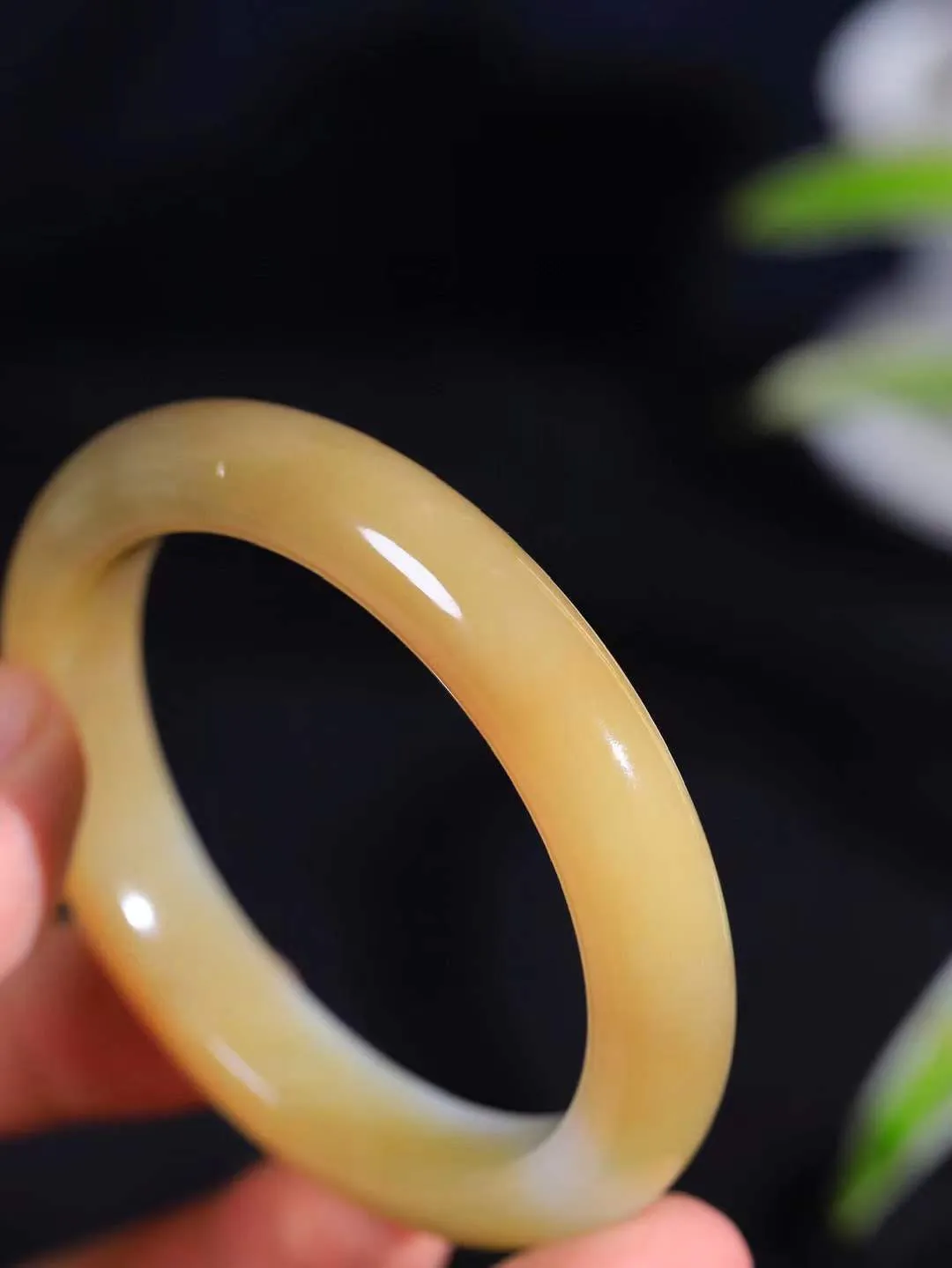 [温润如玉.手镯]

精品和田玉糖白玉手镯。玉质温润细腻 油性十足 手感舒适，高华雅逸，线条流畅，简约大气，美自天成，素雅高贵。佩戴于腕间，婉约之美，举手投足间透出那份低调奢华。重51.6克 内径55.5mm尺寸11.6-9.1mm781201814T