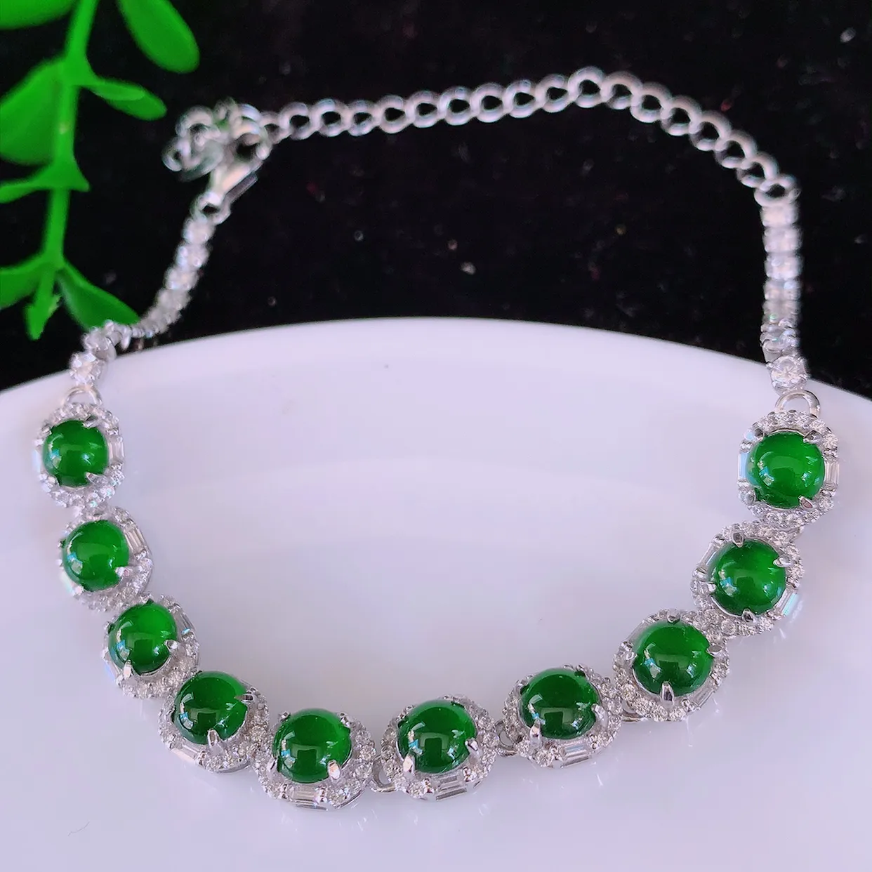 冰透满绿翡翠925银镶嵌手链，自然光实拍，翠色灵动，颜色漂亮，种老水足，品相佳，佩戴佳品！#97.16取一整体6*7.5*5.2裸石4.6*4.6