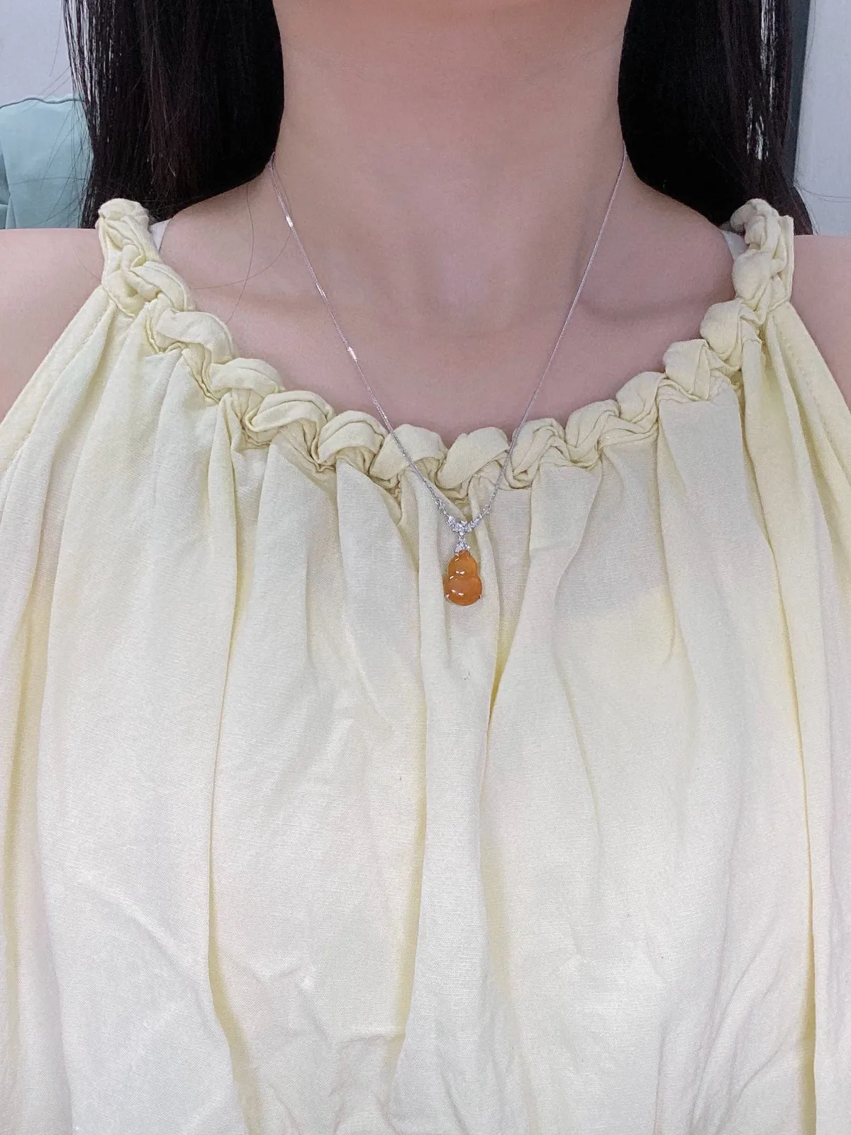 【冰种黄翡葫芦吊坠】质地细腻，冰感十足，晶莹透亮，18K金钻镶嵌，裸石尺寸13.5*9.6*3.3毫米